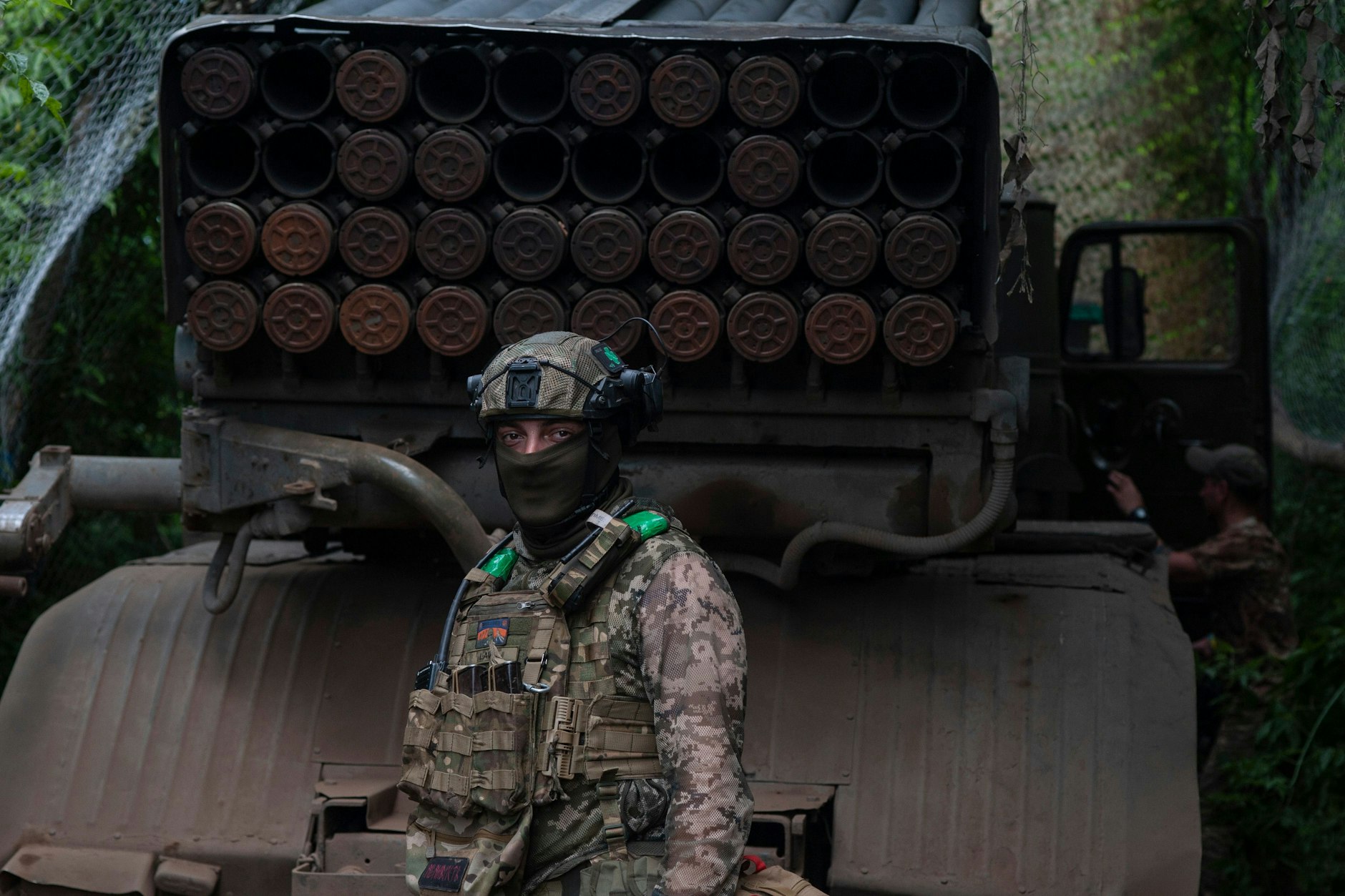 Ein ukrainischer Soldat steht neben einer MSLR BM-21 „Grad“ an der Frontlinie in der Nähe von Bachmut in der Region Donezk.