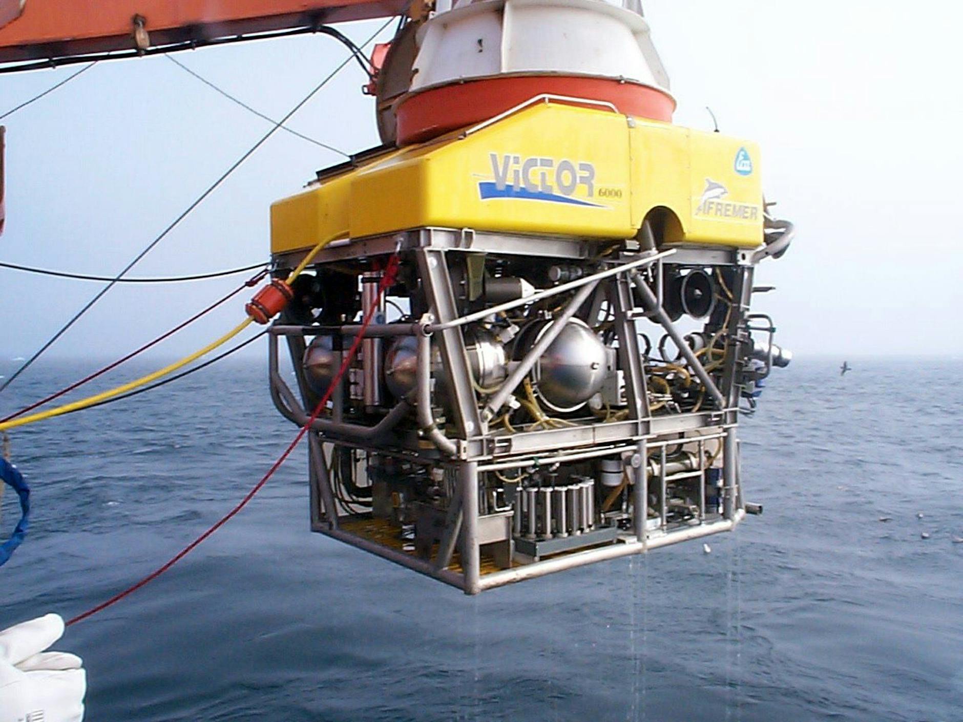 Le véhicule hauturier français télécommandé « Victor 6000 » (photo d'archive non datée) est utilisé dans la recherche du « Titan ».  Il a établi un record de plongée en plongeant pendant 19 heures dans 5 552 mètres d'eau entre le Groenland et le Svalbard.  L'Institut Alfred Wegener (AWI) pour la recherche polaire et marine de Bremerhaven a déclaré que jamais auparavant un tel appareil n'avait fonctionné en continu aussi longtemps à cette profondeur d'eau.