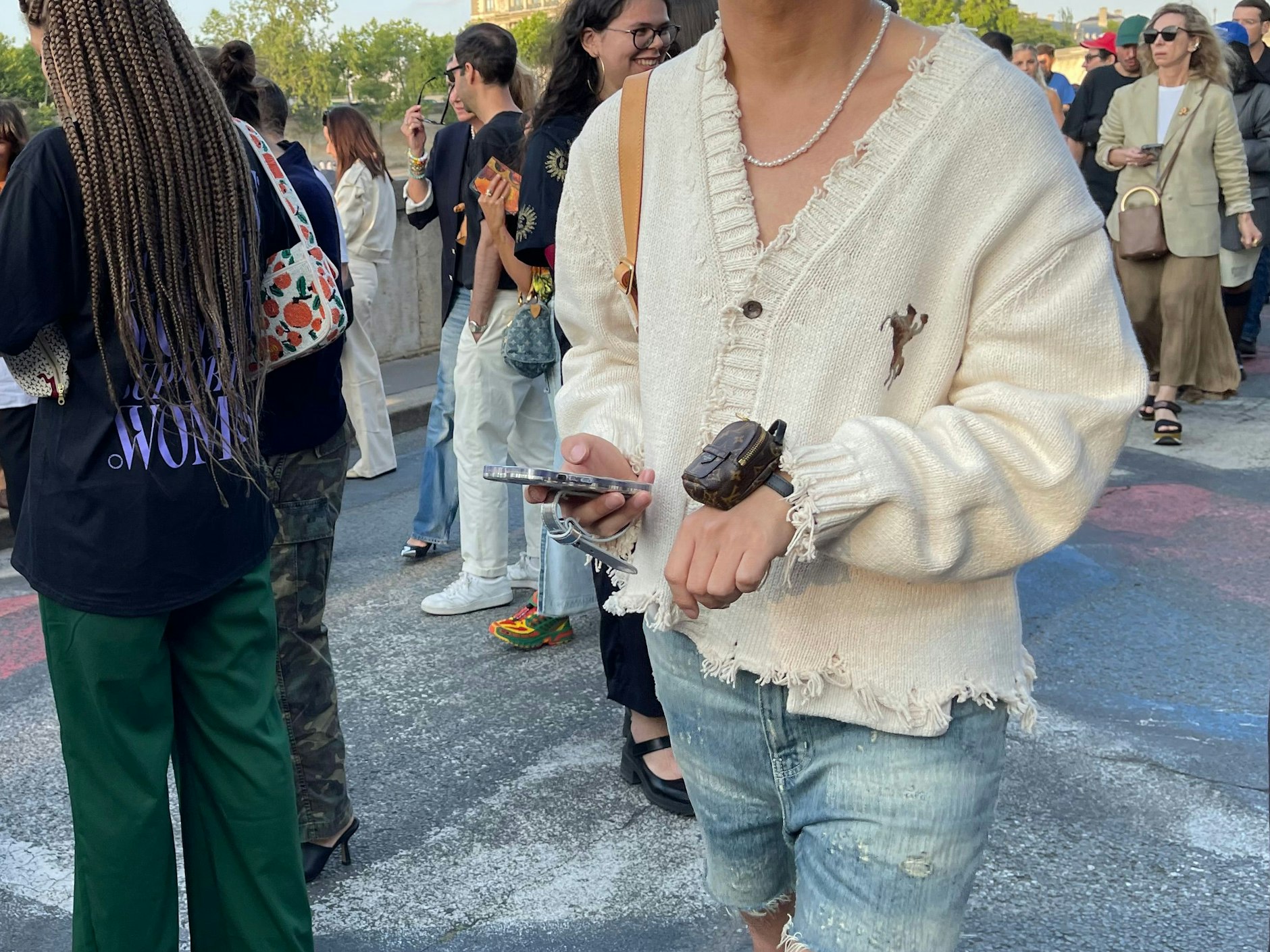 Zerfetzt, aber sicher ziemlich teuer, ist dieser Look.