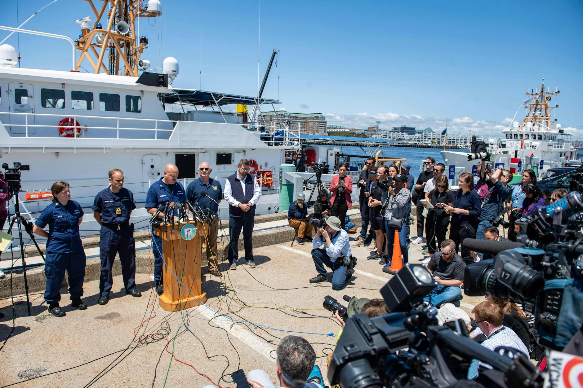 Le capitaine Jamie Frederick de la Garde côtière américaine (USCG) s'adresse aux journalistes au sujet de la recherche du submersible Titan perdu près de l'épave du Titanic le 21 juin 2023, à la base de la Garde côtière de Boston, Massachusetts.