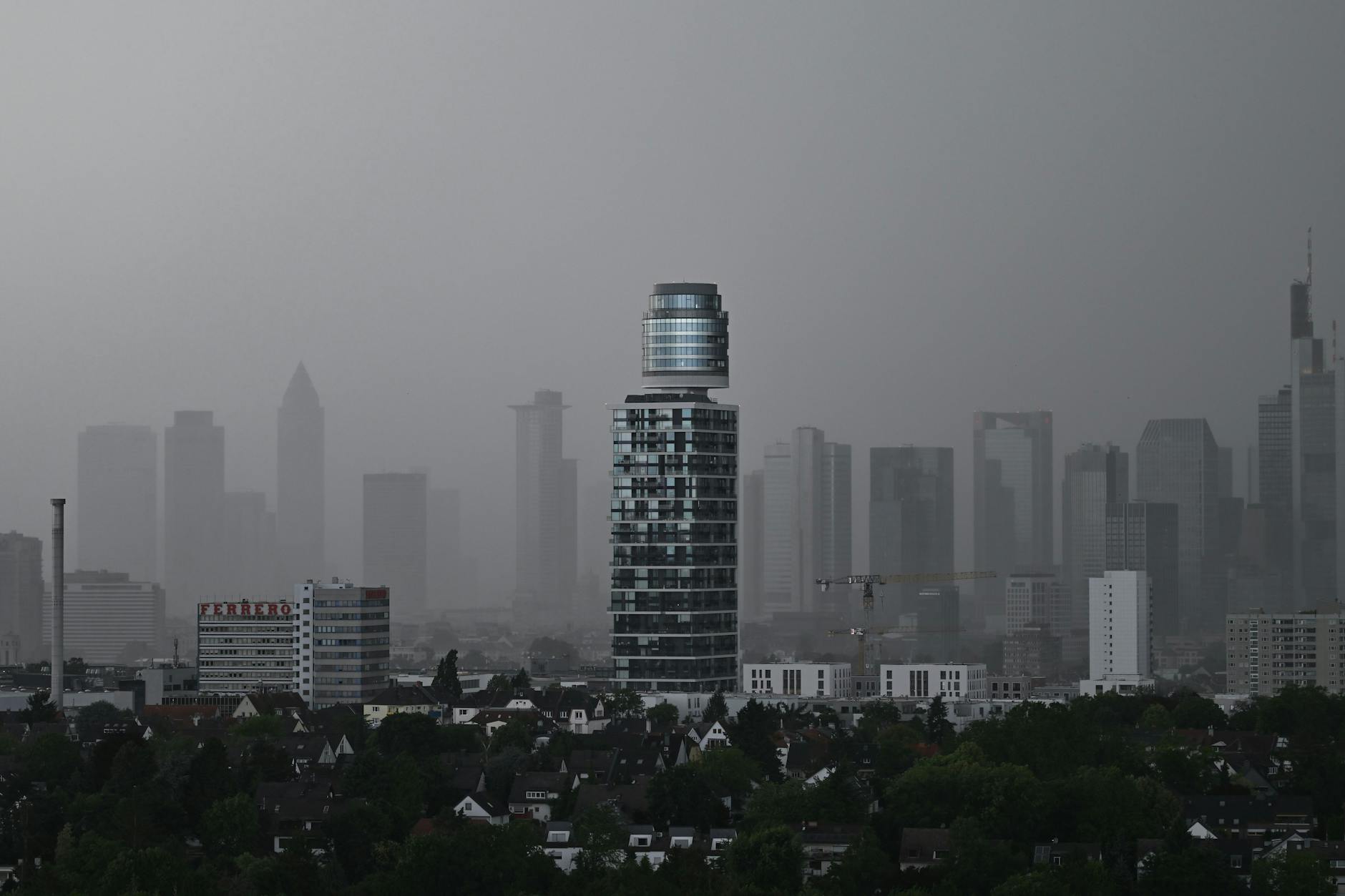 Eine Unwetterfront zieht am späten Nachmittag über die Skyline von Frankfurt am Main.