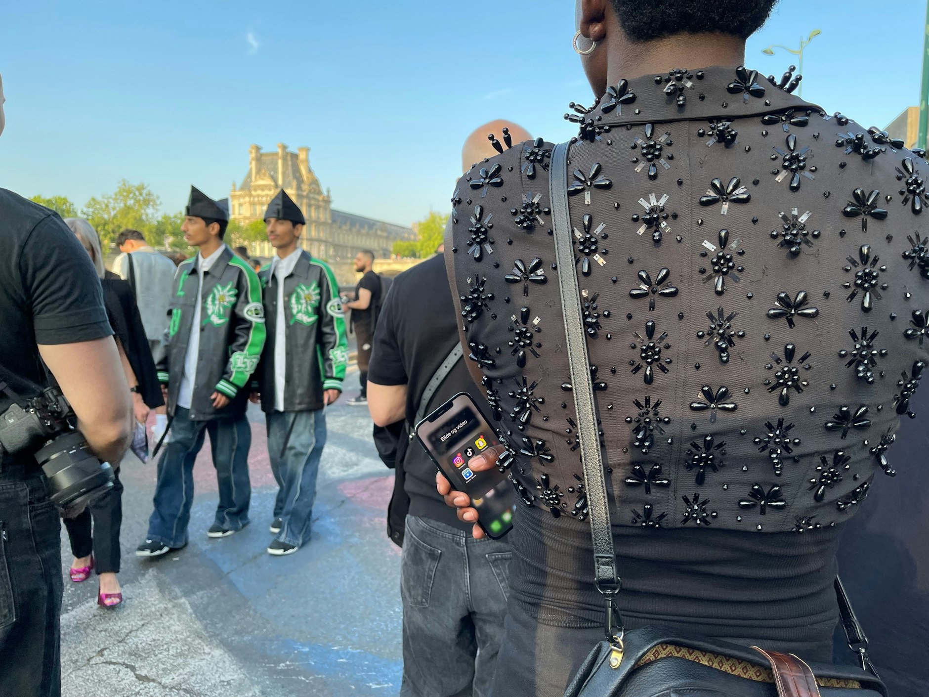 Mit diesem perlenbestickten Oberteil sollte man sich besser nirgends anlehnen.