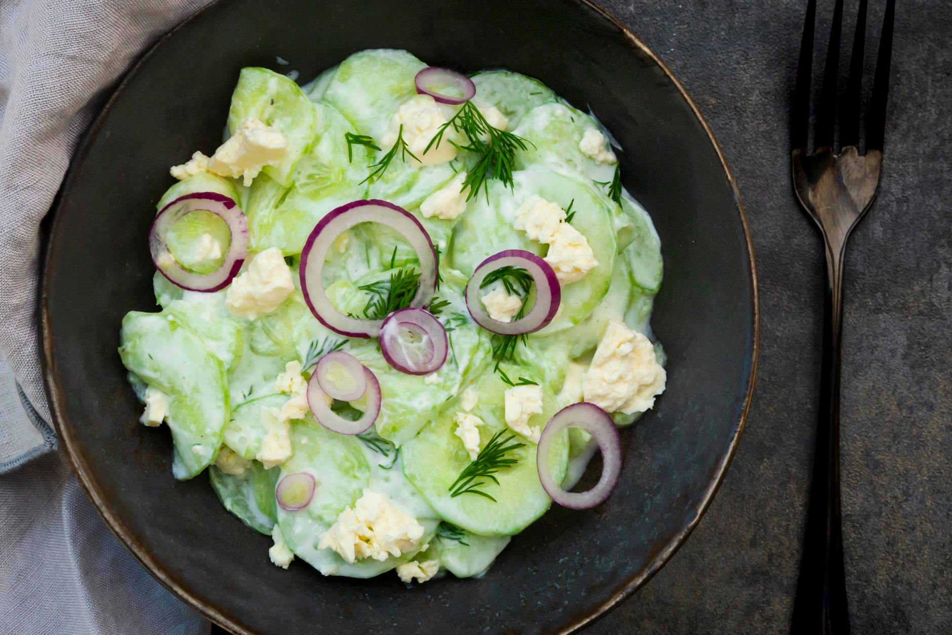 Dieses Rezept für Gurkensalat ist simpel, genial, lecker – und überhaupt nicht teuer!