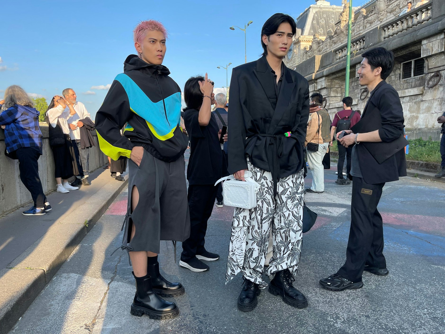 Ein sehr schöner Look: Das japanische Model Ohira Shuzo erscheint in einem schwarzen Kimono-Blazer.