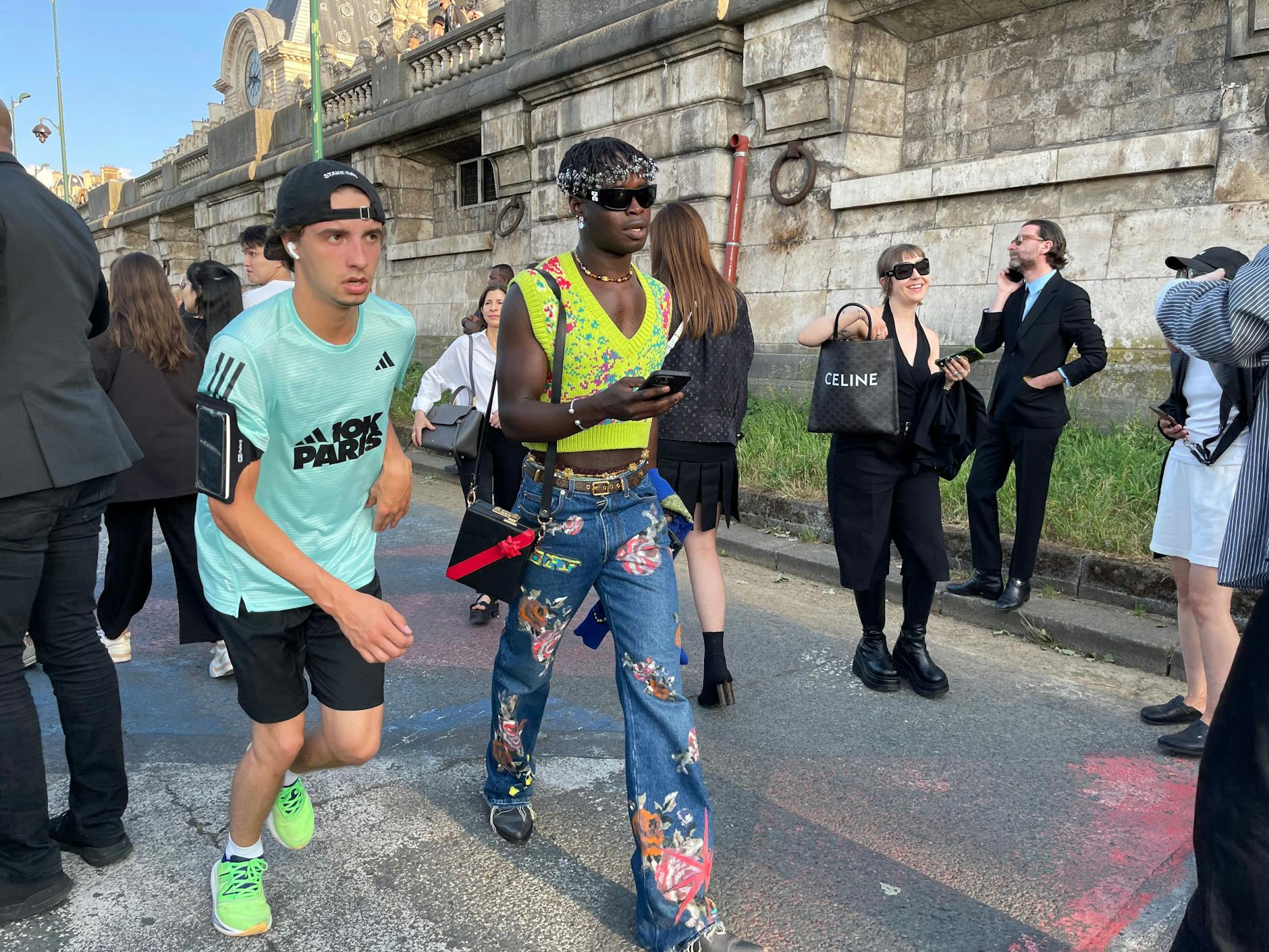Die Uferstraße ist eine beliebte Jogger-Strecke sportlicher Pariser. Sie rannten unbeeindruckt durch die Fashion-Bubble hindurch.