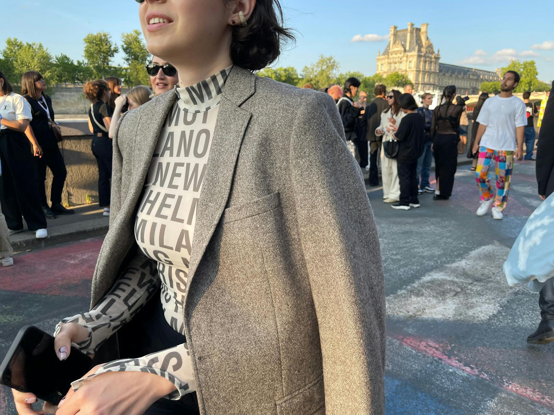 Wer keine Lust auf Uniformierung hat, erscheint in einer anderen Marke. Hier zu sehen: ein Oberteil von Helmut Lang.