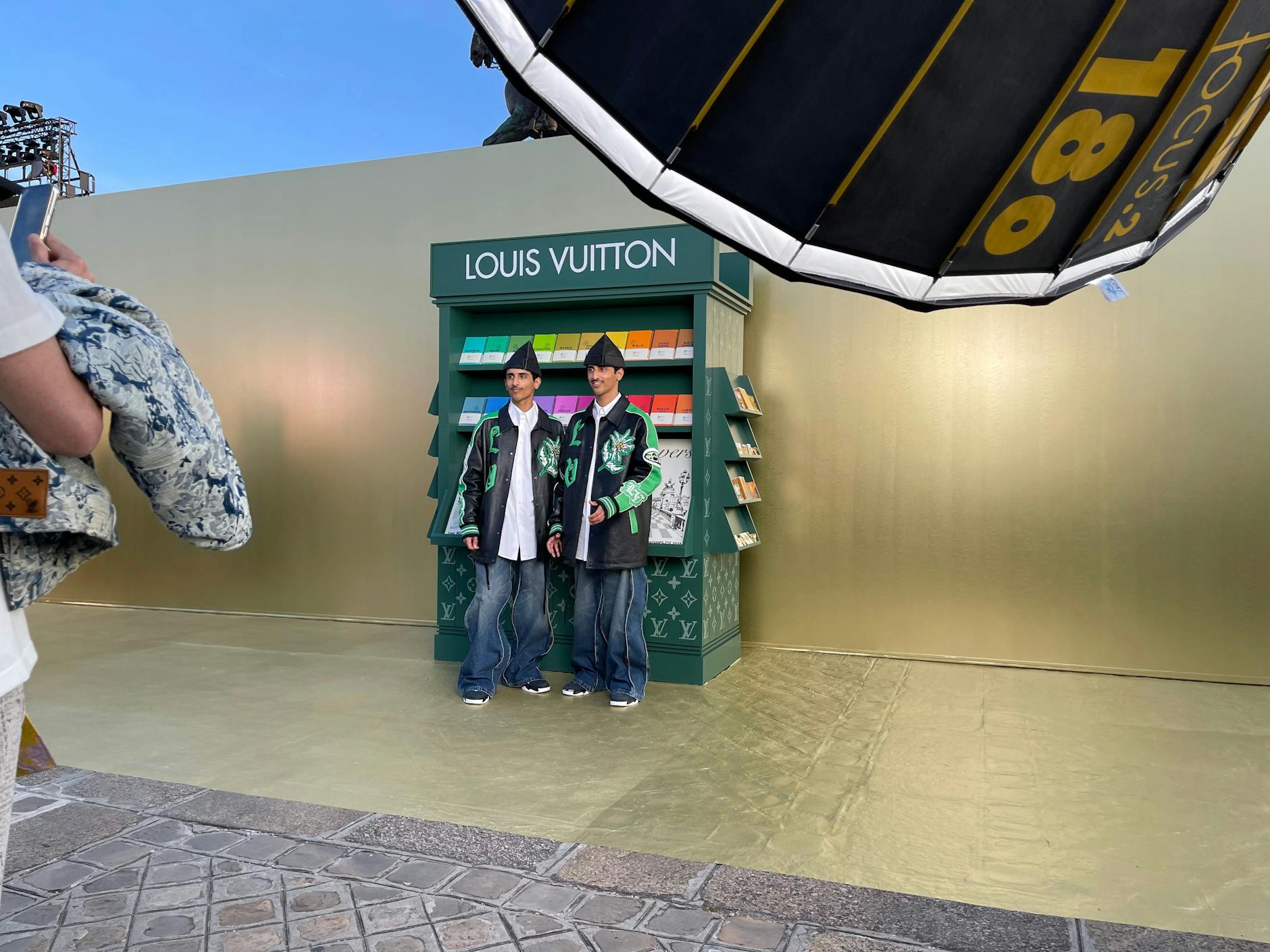 Am Showset angekommen, werden Fotos von den Gästen gemacht. Die Zwillinge Mohammed und Humaid Hadban aus den Vereinigten Arabischen Emiraten sind auf allen wichtigen Modenschauen zugegen. 