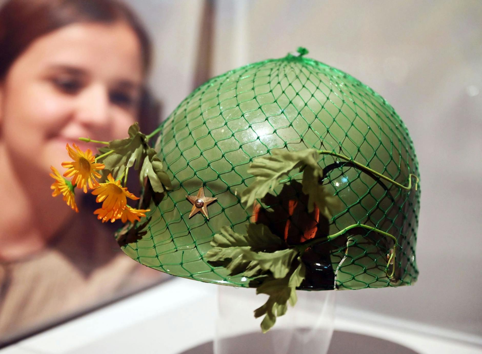 PRODUKTION - Der geblümte Plastik-Helm der Grünen-Politikerin Petra Kelly von der Mutlanger «Promiblockade» gegen die Stationierung von Mittelstreckenraketen ist Teil der Ausstellung.