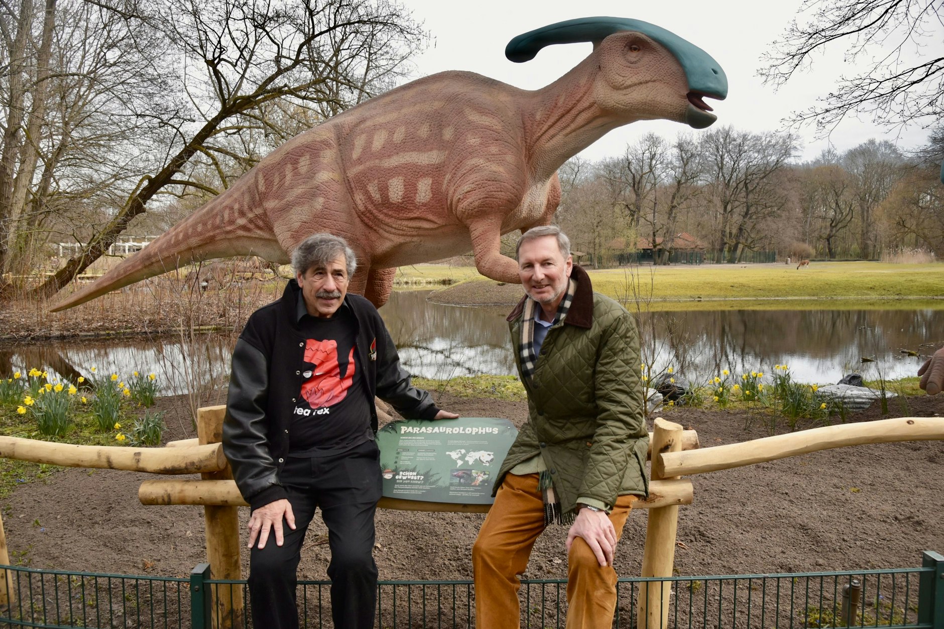 Highlight für Kinder: die Dinoworld im Tierpark, die Direktor Knieriem (r.) im März eröffnete. Bis Oktober kann man die Urzeitriesen in Friedrichsfelde bestaunen.