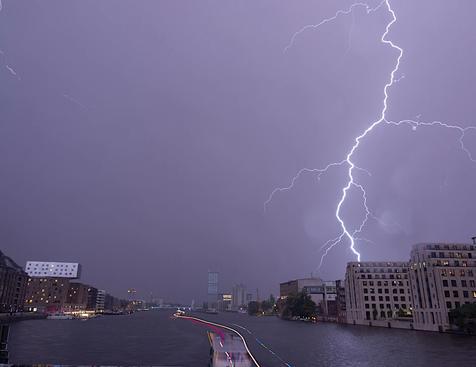 &nbsp;Ein Blitz entlädt sich am späten Donnerstagabend über der Spree in Richtung Elsenbrücke am Himmel.&nbsp;&nbsp;