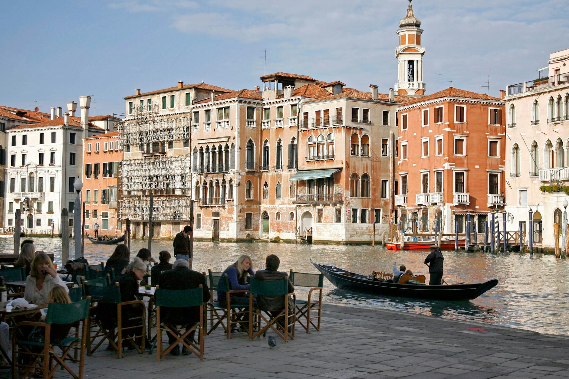 Solaranlage auf dem Dach, E-Auto in der Garage und Gepäck in der Hand: Ab in den Urlaub!