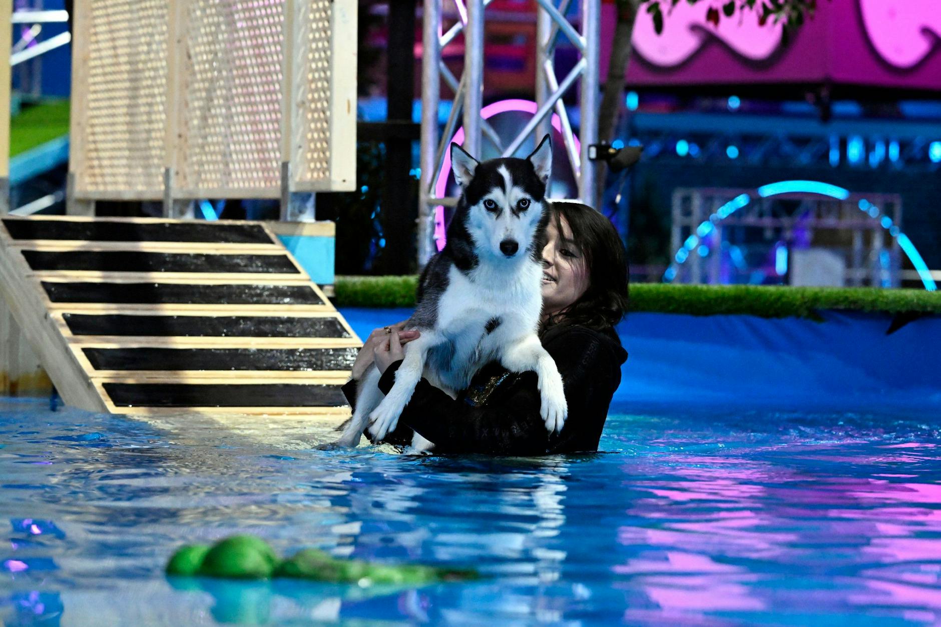 Valeria, Teilnehmerin bei Top Dog Germany, mit ihrer Hündin Shiva.