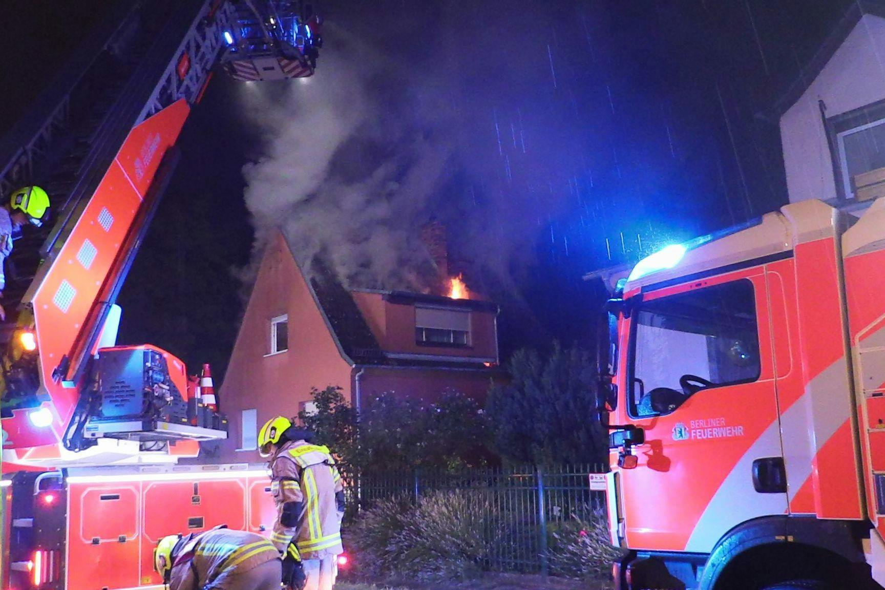 Die Feuerwehr bekämpft einen Dachstuhlbrand in Kaulsdorf.
