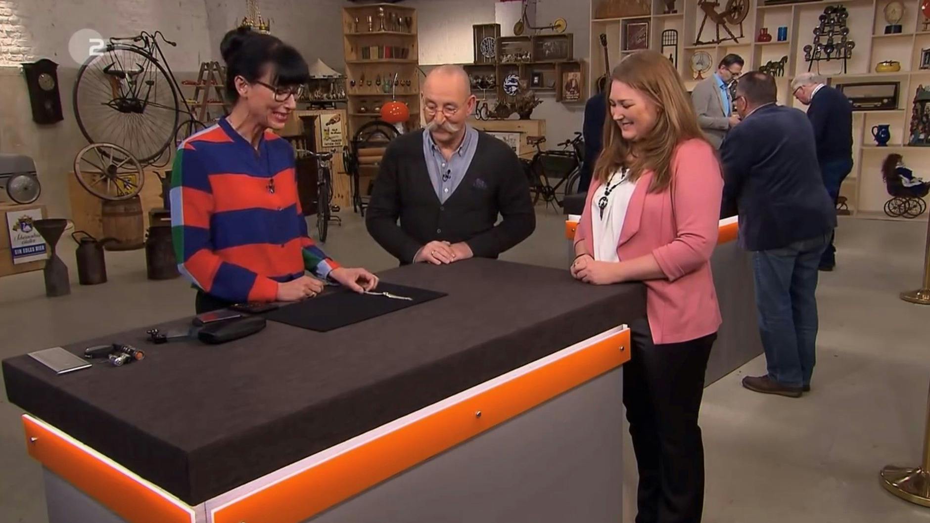 Erst in der „Bares für Rares“-Expertise erfährt die Kandidatin, wie wertvoll ihr Armband ist.