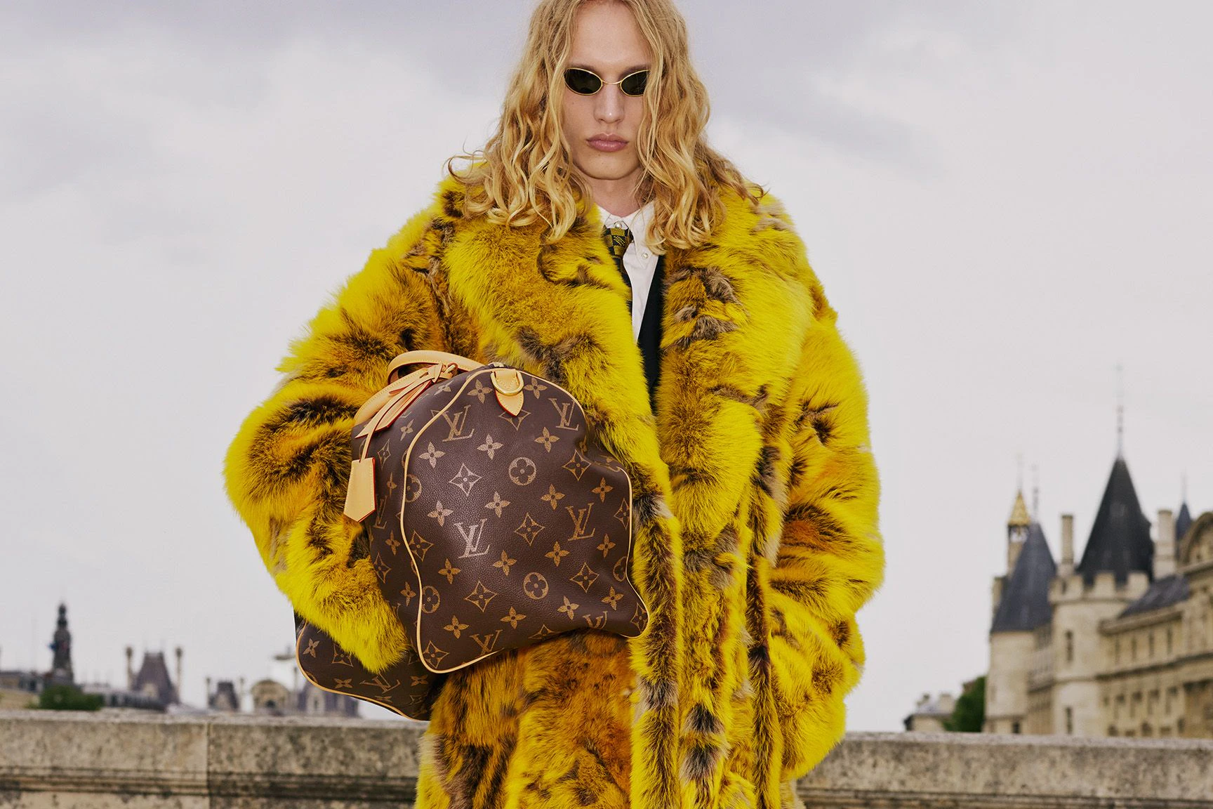 Auch das Monogram-Muster fand Einzug in Pharrells Louis-Vuitton-Kollektion, wie hier auf Plüschmantel und Tasche.