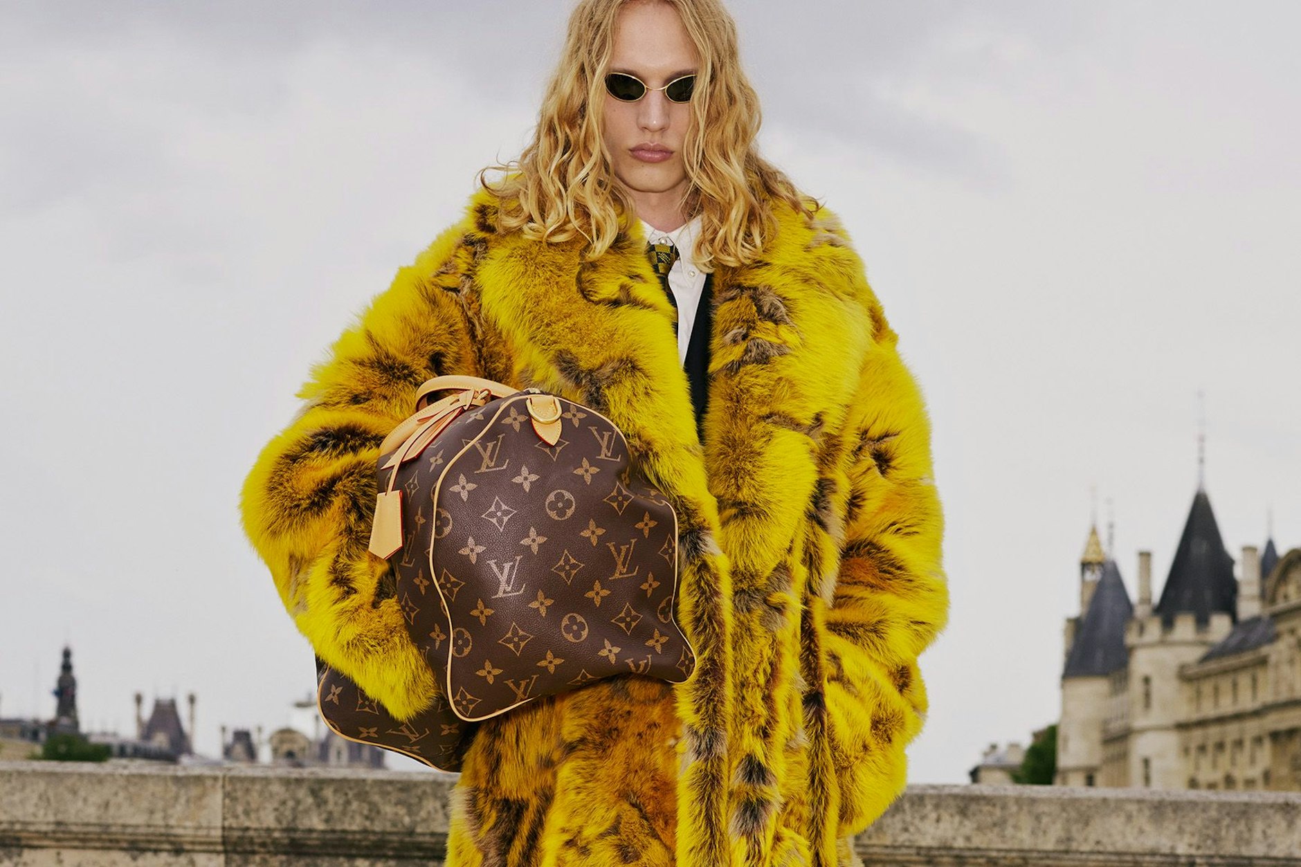 Auch das Monogram-Muster fand Einzug in Pharrells Louis-Vuitton-Kollektion, wie hier auf Plüschmantel und Tasche.