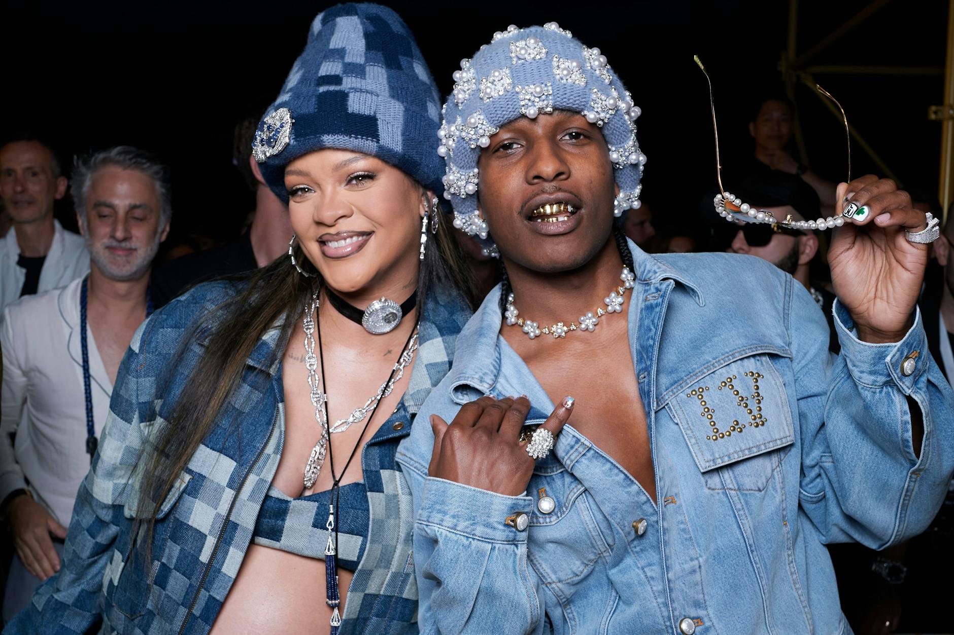 Teurer Schmuck und Damier-Karos am Leib– ja, so sehen Louis-Vuitton-Fans aus. Hier zwei besonders berühmte auf der Paris Fashion Week: die hochschwangere Rihanna und ihr Freund Asap Rocky.