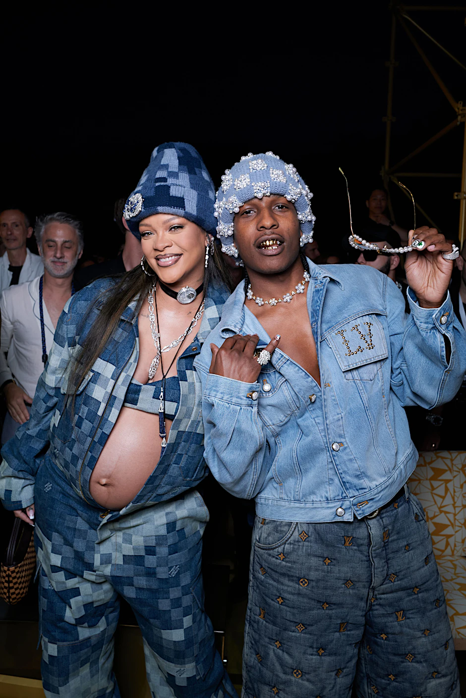 Teurer Schmuck und Damier-Karos am Leib– ja, so sehen Louis-Vuitton-Fans aus. Hier zwei besonders berühmte auf der Paris Fashion Week: die hochschwangere Rihanna und ihr Freund Asap Rocky.