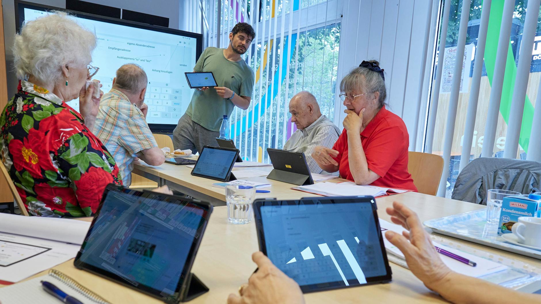 Galina, Karl-Heinz, der Lehrer Daniel Lehmann, Eberhard und Ewa (v.l.n.r.) nehmen in der Stadtteilbibliothek Haselhorst an einem Kurs der Arbeiterwohlfahrt teil, bei dem sie lernen, wie ein Touchpad zu bedienen ist. Vor allem ältere Menschen haben Probleme in nahezu allen Lebensbereichen, da sie den Umgang mit dem Internet nicht beherrschen. 