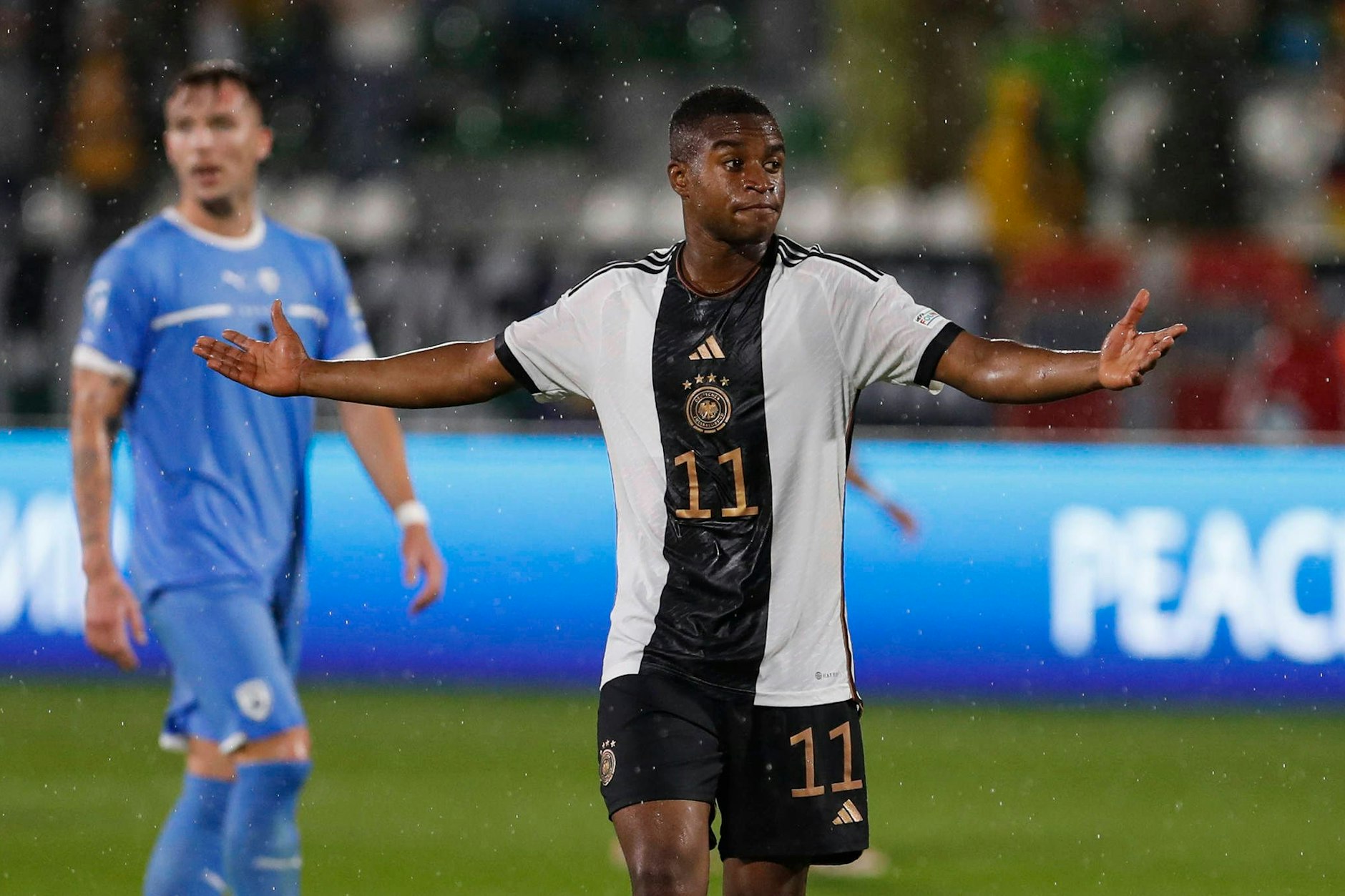 Youssoufa Moukoko wendet sich mit emotionalen Worten an die Öffentlichkeit.