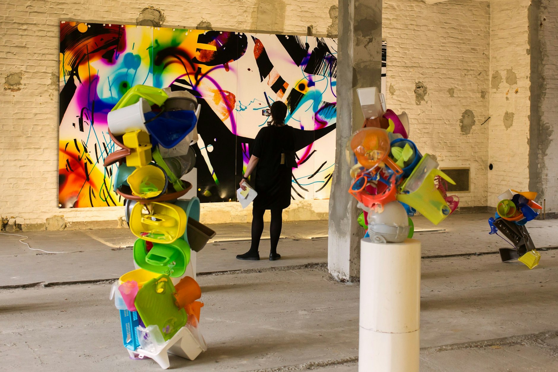 Das Kunstwerk „Collapse“ von Marta Djourina im Umspannwerk bei 48 Stunden Neukölln