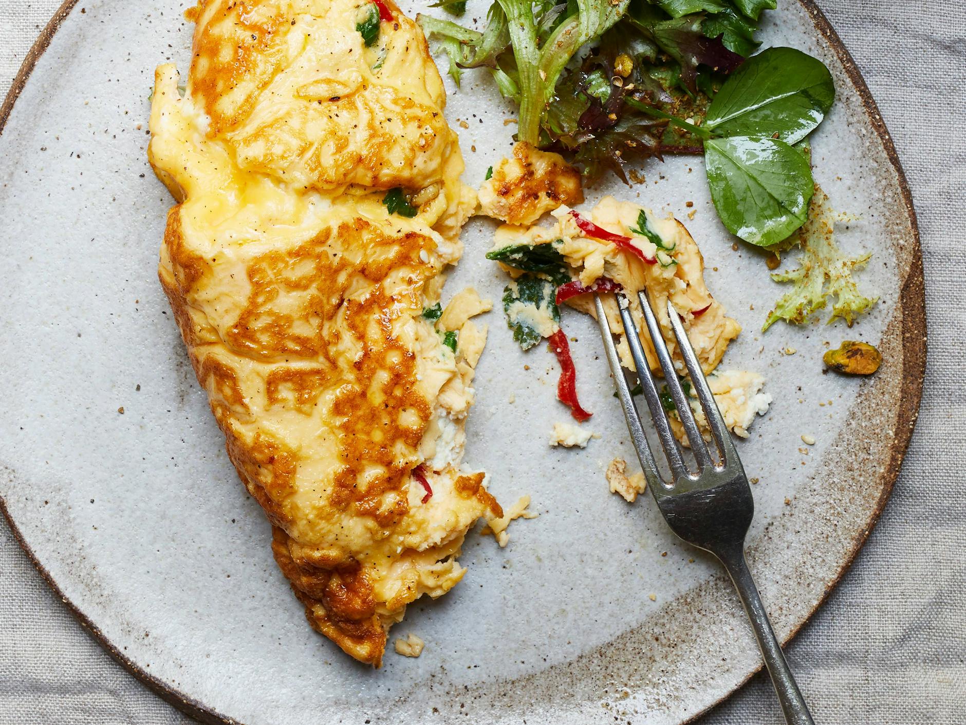 Eine simple Essgewohnheit zum Abnehmen: Wer die Gabel beim Essen ab und zu hinlegt, merkt schneller, wann er wirklich satt ist.