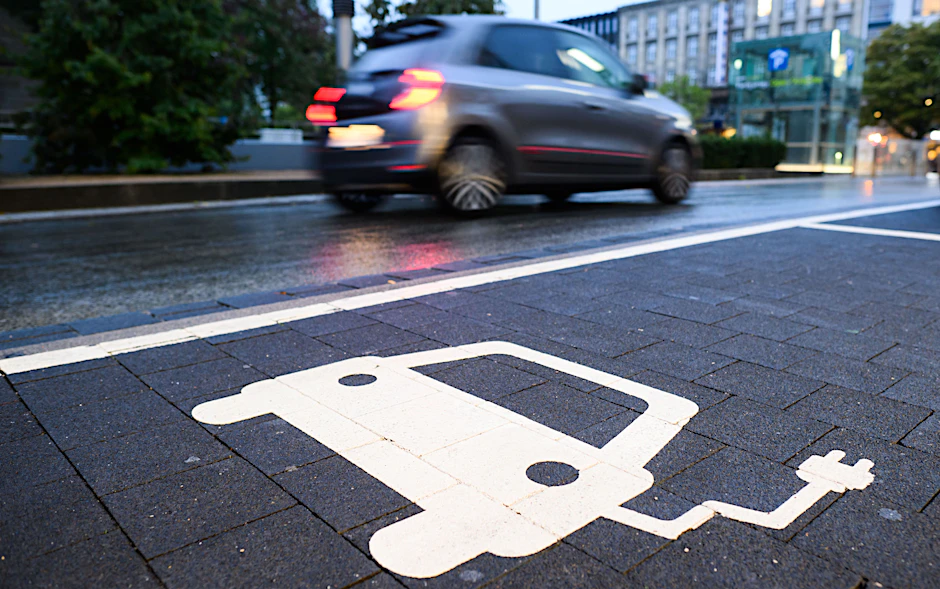 Ein Symbol markiert einen Parkplatz an einer Ladesäule für Elektroautos in der Innenstadt. Erst vor wenigen Wochen entschied die Stadt Göttingen, dass ab dem 1. Juli auch E-Autos in der Stadt auf öffentlichen Stellplätzen Parkgebühr zahlen müssen.