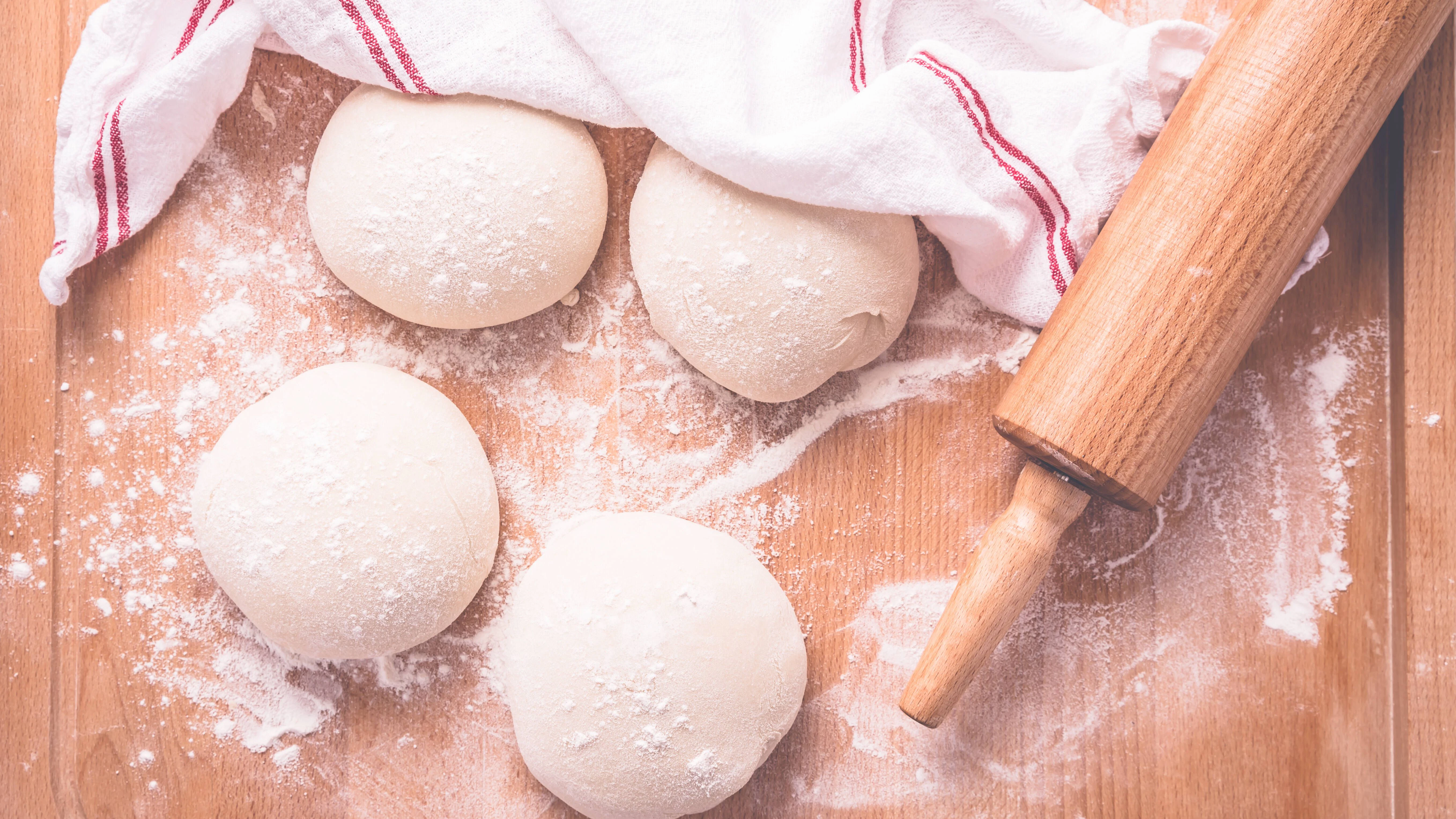 Die Brötchen nach diesem Rezept sind schnell zubereitet und unglaublich lecker - der Teig geht über Nacht im Kühlschrank.