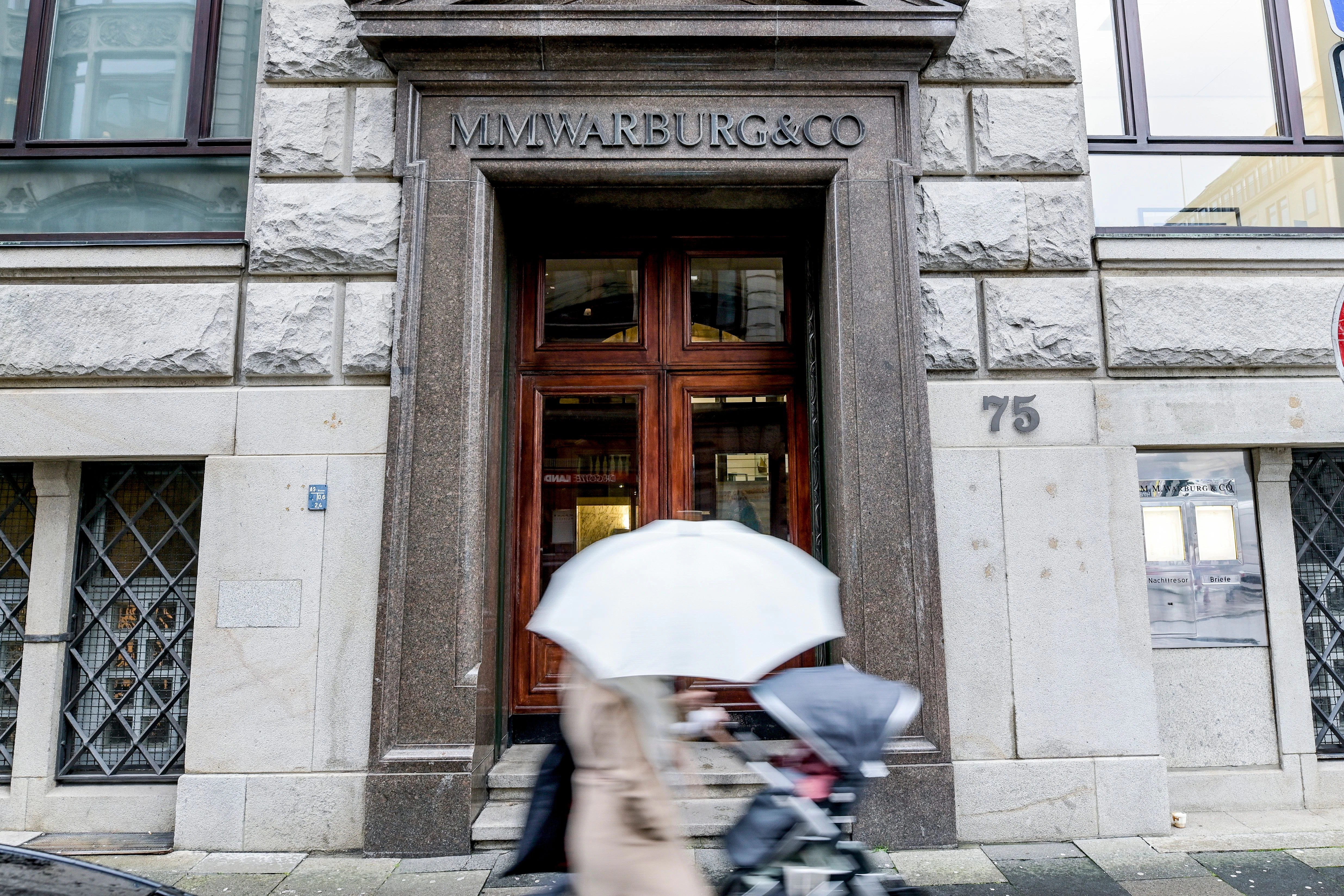 Die Eingangstür des Bankhauses M.M.Warburg & Co
