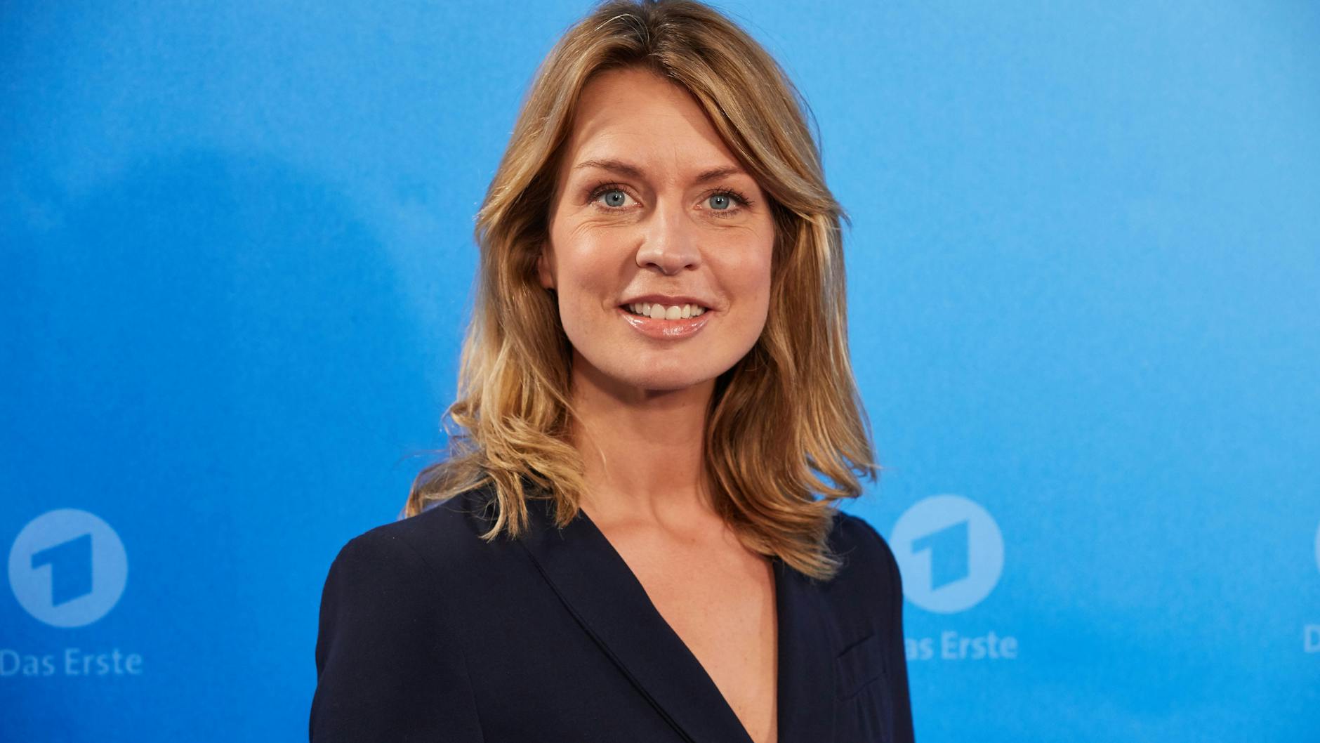 Die Moderatorin Jessy Wellmer steht bei einem Fototermin der Jahrespressekonferenz der ARD vor einer Logowand.