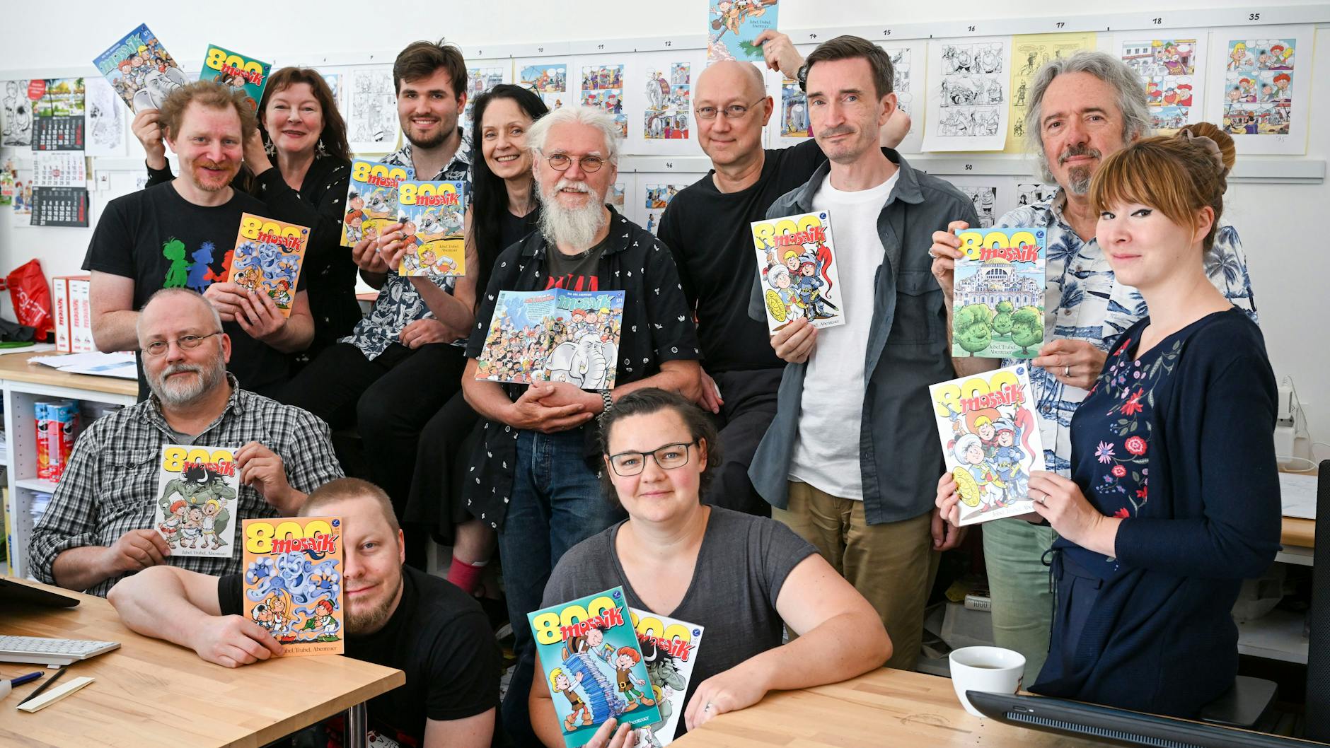 Mitarbeiter im Redaktionsraum: Über 20 Frauen und Männer sorgen dafür, dass jeden Monat ein neues „Mosaik“-Heft erscheint. 
