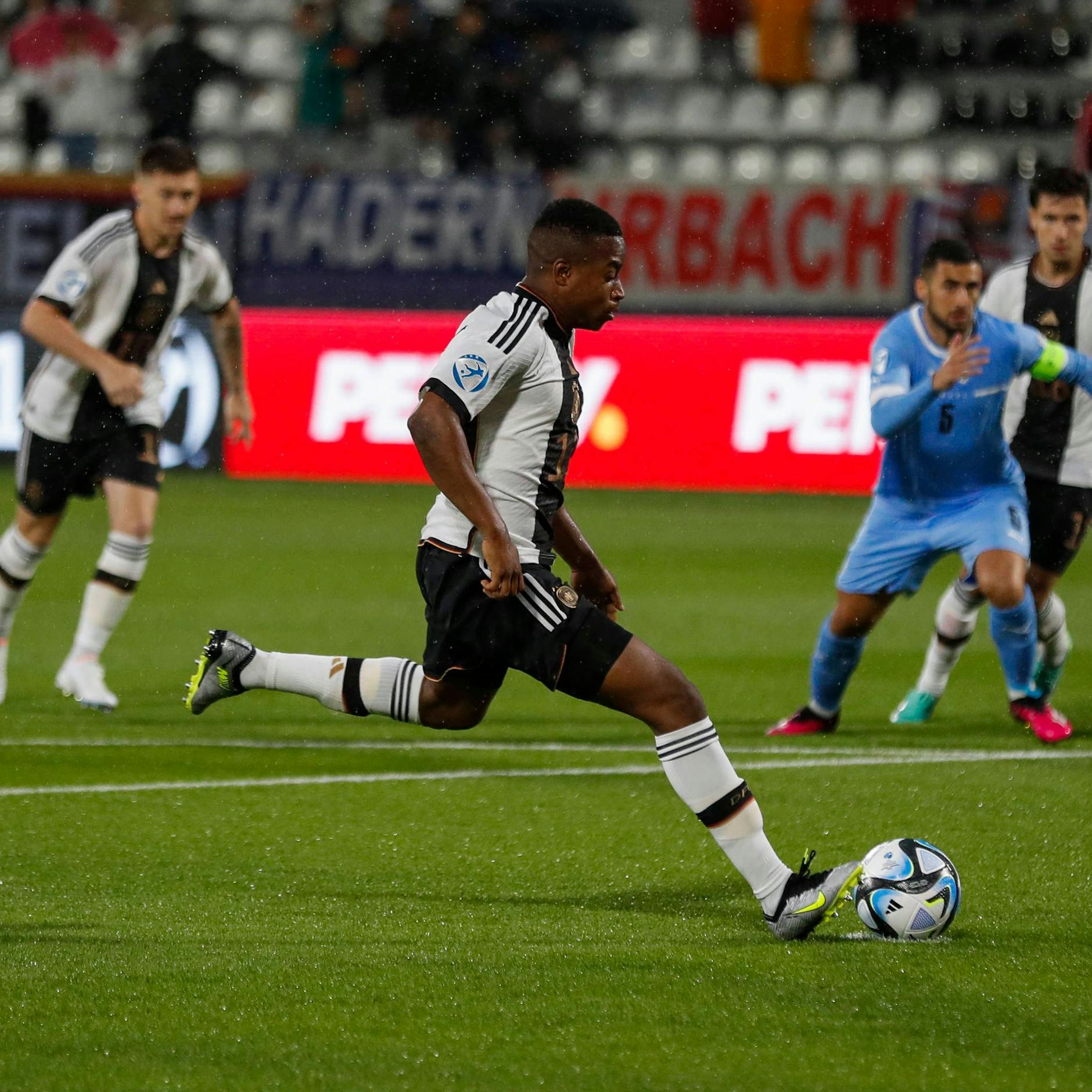 Youssoufa Moukoko vergab den ersten Elfer für die U21. Danach gab es Hass im Internet.