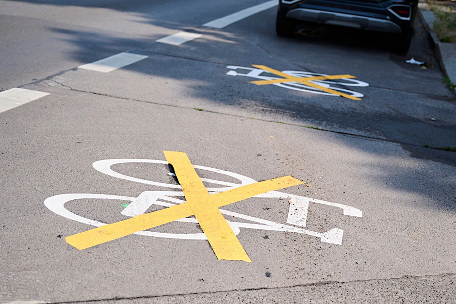 Auf der Ollenhauer Straße sind die Zeichen für den Radweg mit gelben Kreuzen zugeklebt.&nbsp;