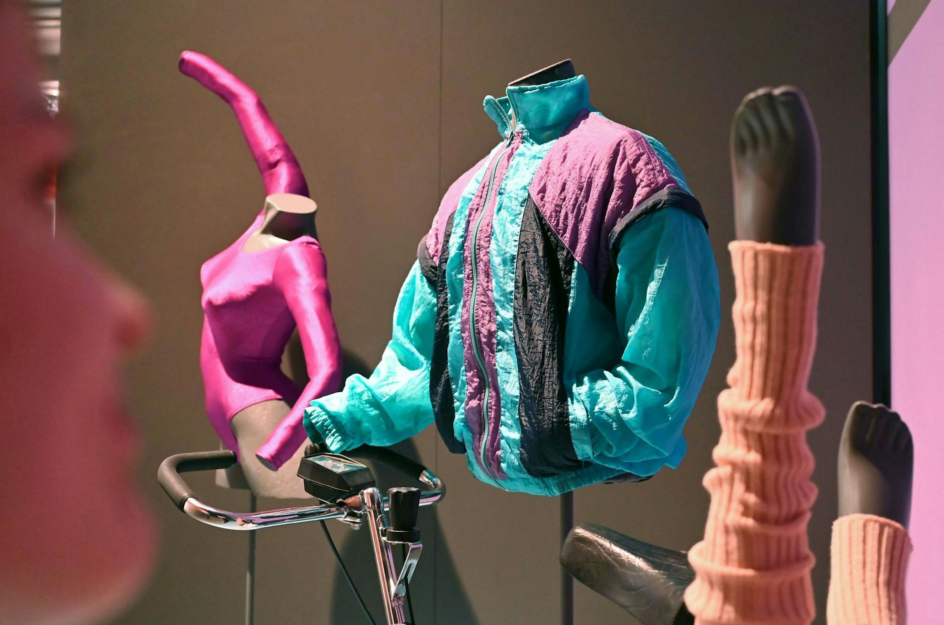 PRODUKTION - Aerobic- und Sportmode aus den 1980er Jahren.