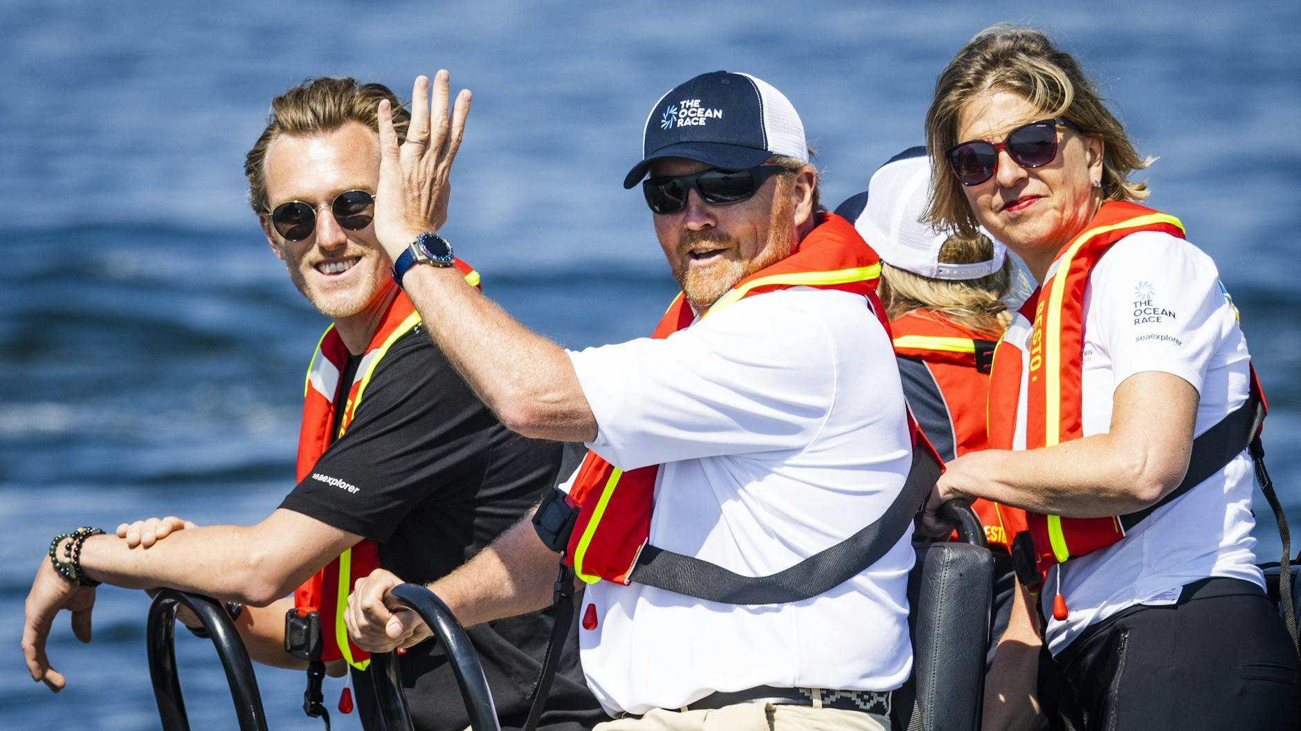 König Willem-Alexander und Königin Maxima besuchen die Jacht „Jajo“ am 11. Juni, als sie beim Ocean Race in Scheveningen Station macht.