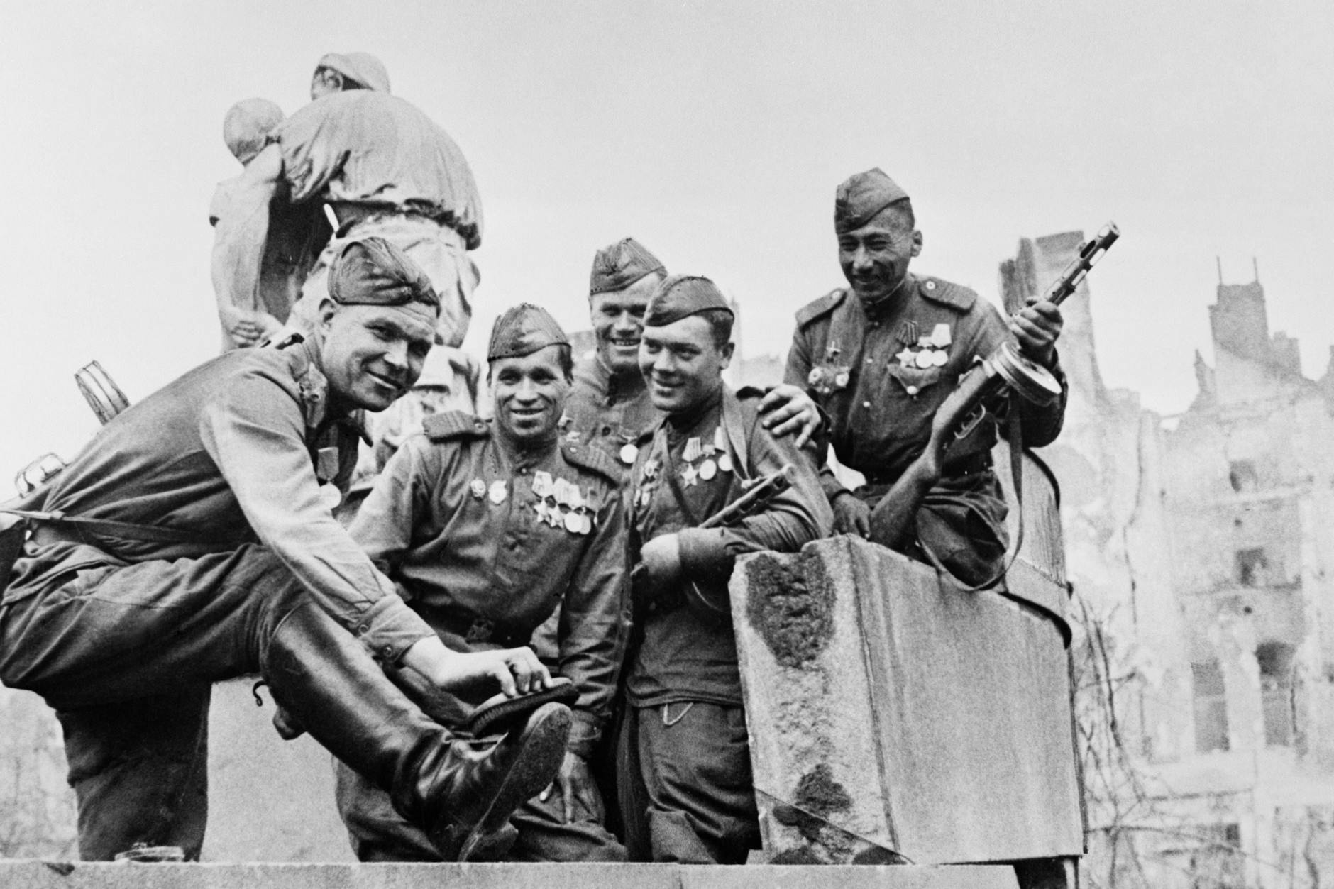 Sowjetische Soldaten im Mai 1945 in Berlin