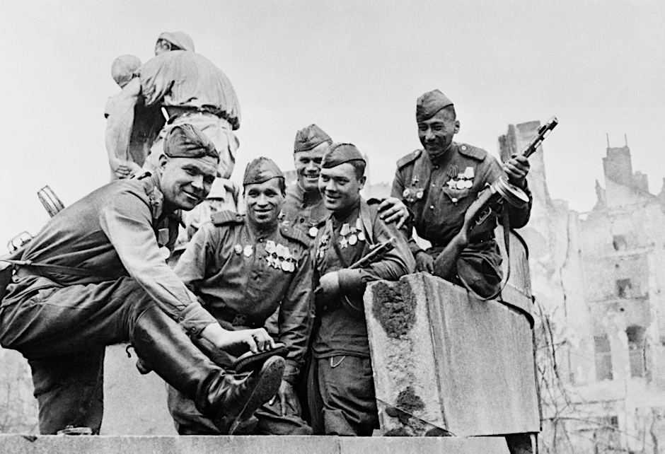 Sowjetische Soldaten im Mai 1945 in Berlin