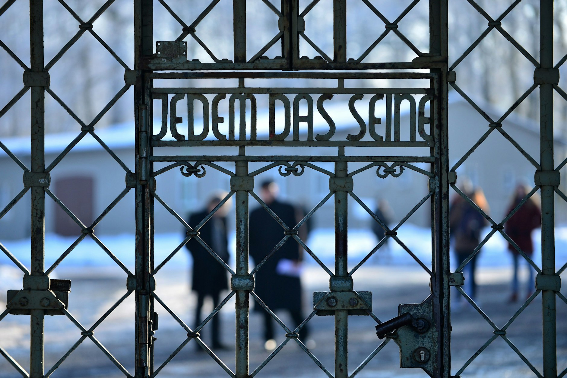 Das Lagertor der Gedenkstätte Buchenwald mit der Inschrift „Jedem das Seine“
