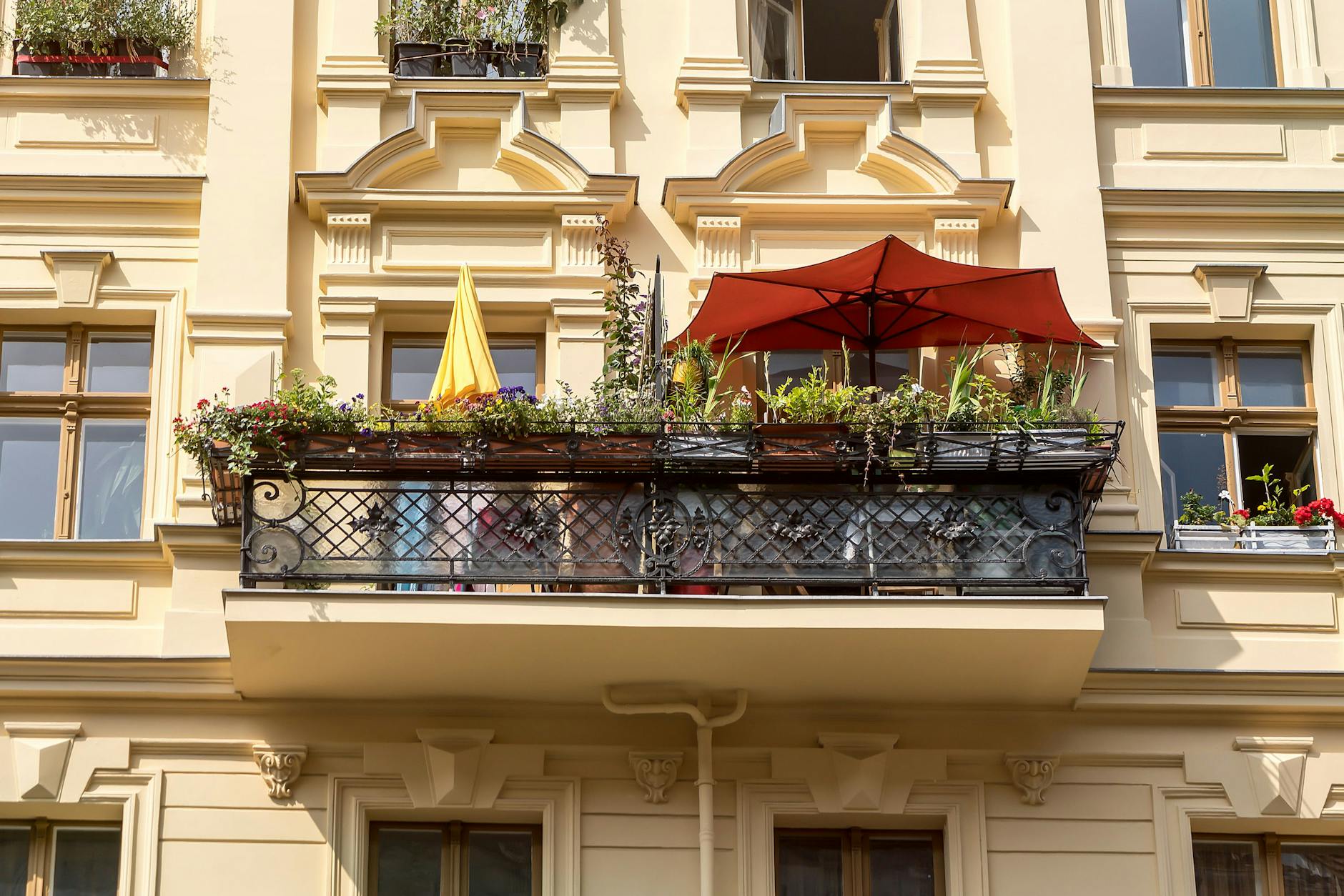 In Kreuzberg weiß man, wie's geht: Nichts ist so hilfreich wie ein außenliegender Sonnenschutz.