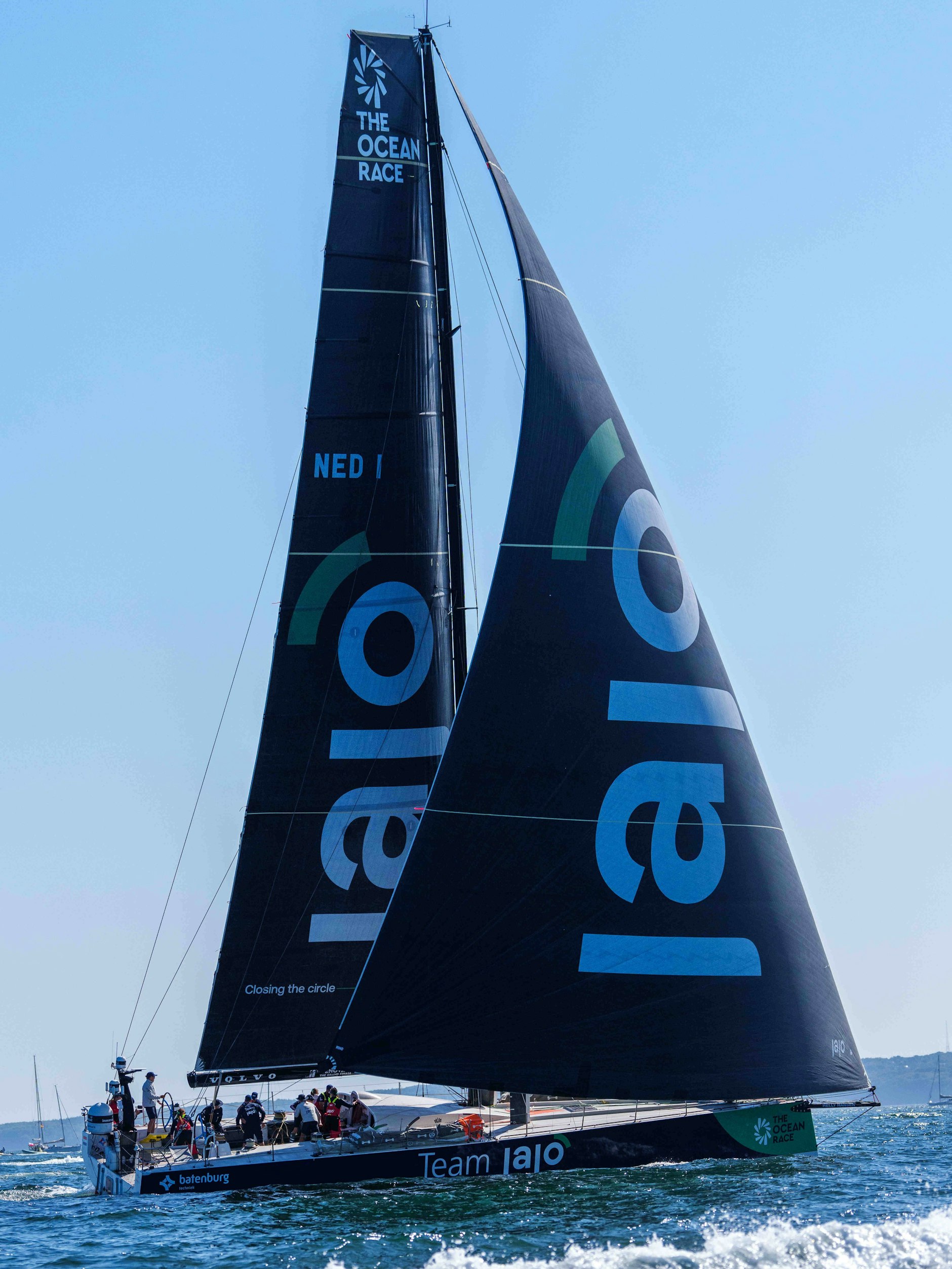 Bei voller Fahrt bläht der Wind die Segel der „Jajo“, westlich von Gibraltar muss die Jacht unfreiwillig einen Stopp einlegen.