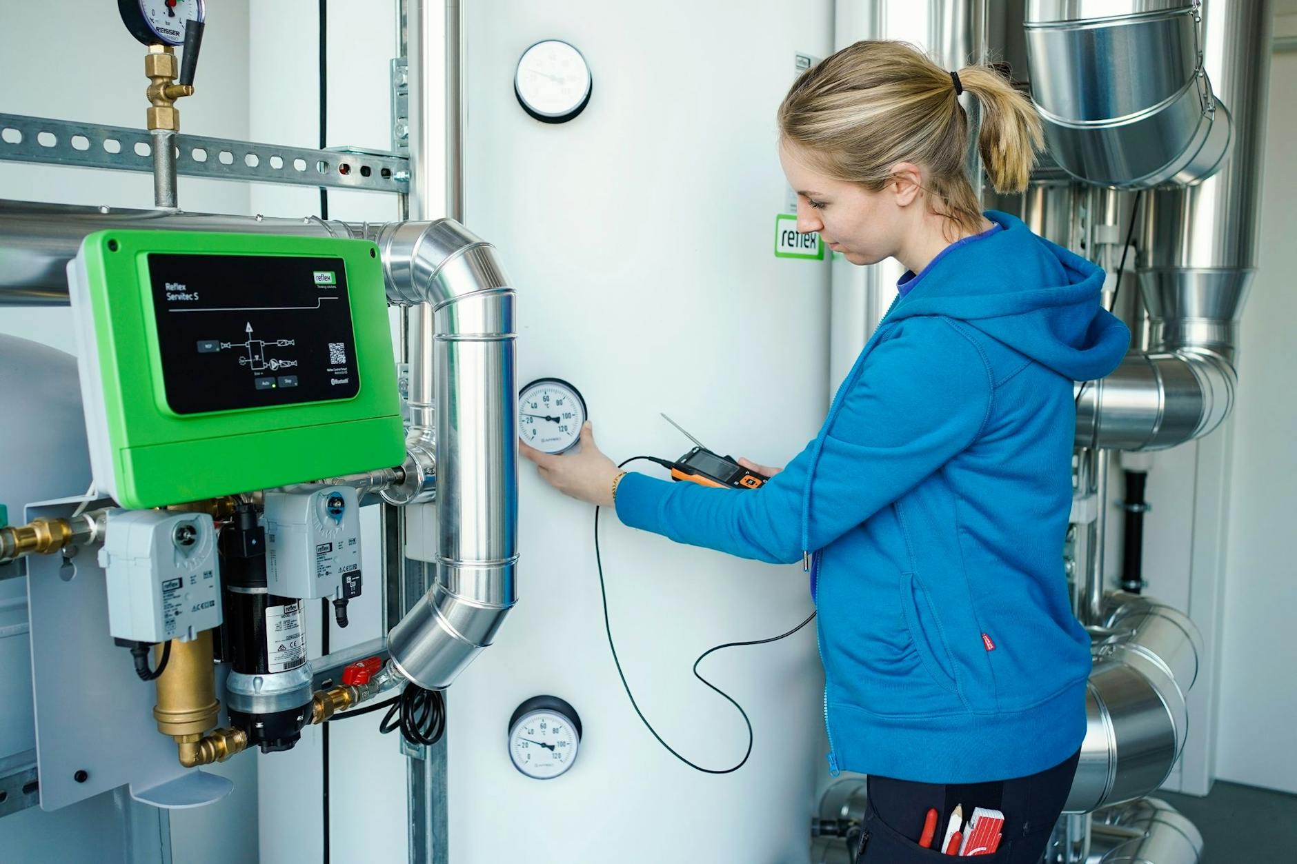 PRODUKTION - Antonella Menrath macht im Betrieb der Friedrich Morsch GmbH & Co KG eine Ausbildung zur Anlagenmechanikerin Sanitär-Heizung-Klima.