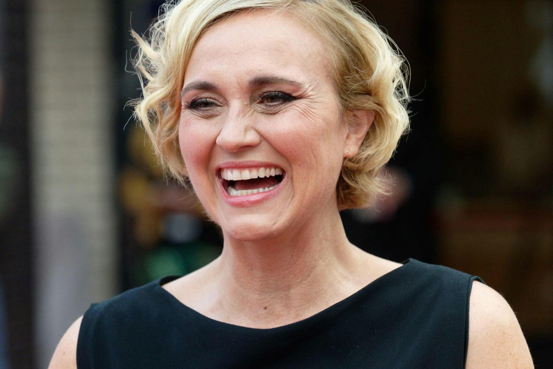 Die Moderatorin Caren Miosga lacht vor der Verleihung der 57. Grimme-Preise.