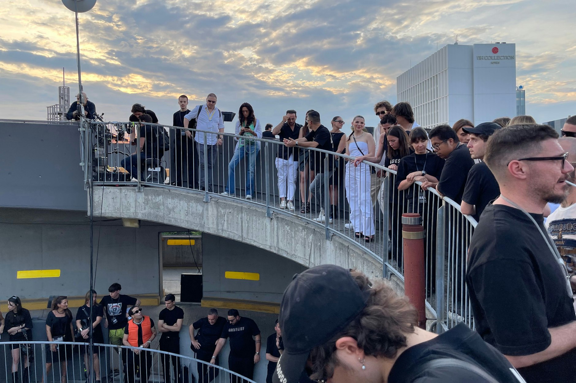 Die 44 Label Group zeigte ihre neue Männerkollektion während der Milan Fashion Week auf einer spiralförmigen Rampe.