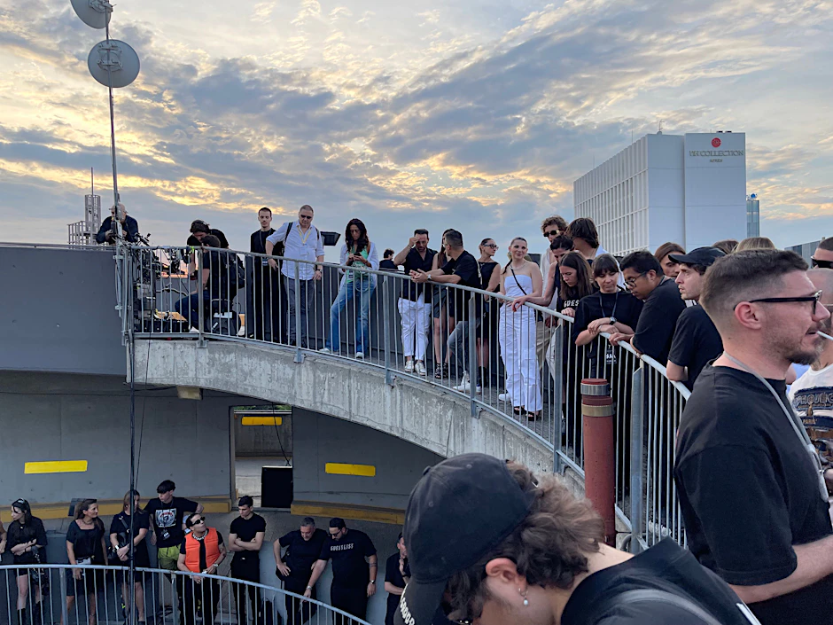 Die 44 Label Group zeigte ihre neue Männerkollektion während der Milan Fashion Week auf einer spiralförmigen Rampe.