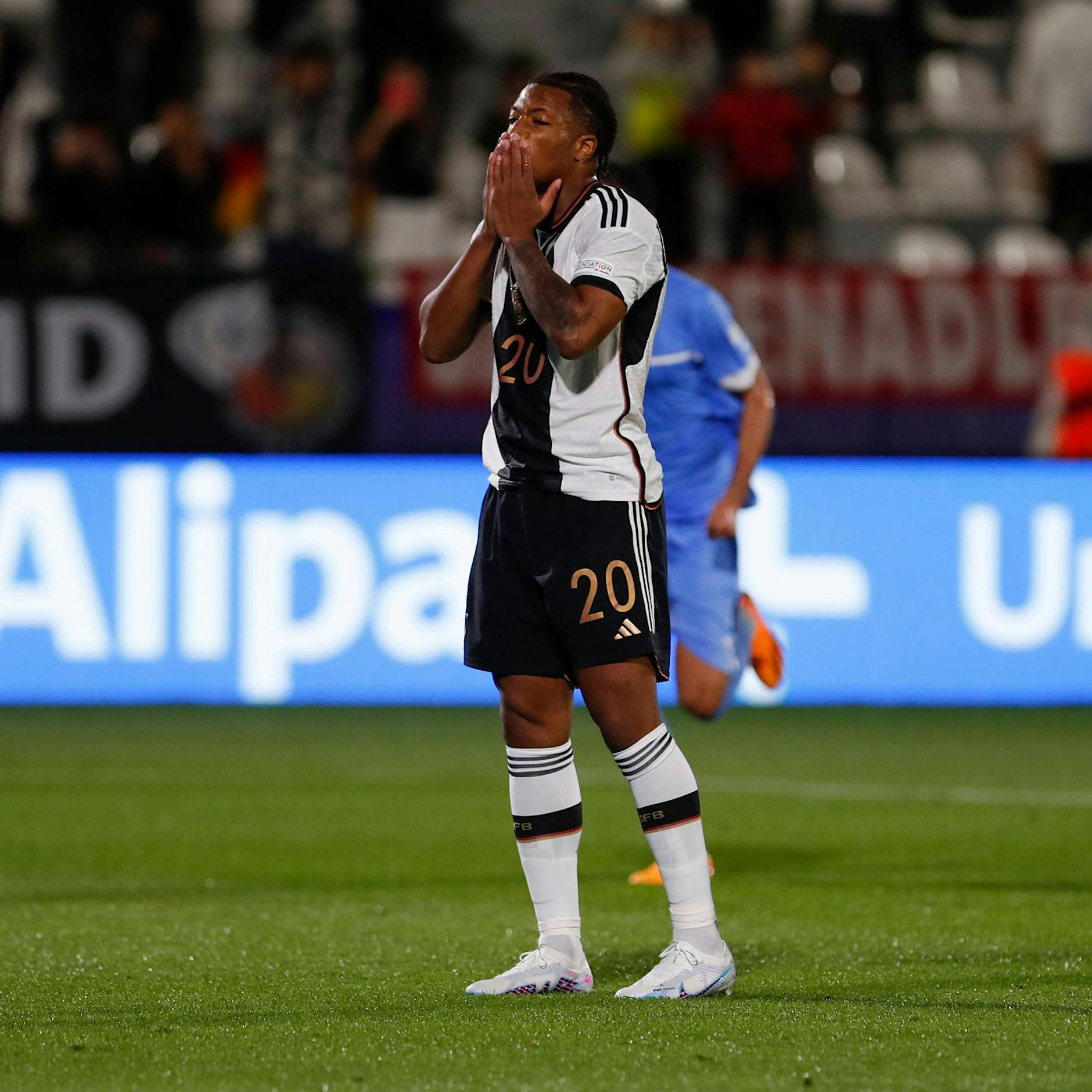 Ekelhaft! Rassisten hetzen gegen Herthas Ngankam und Dortmunds Moukoko, wie verkraften die beiden den Schock?