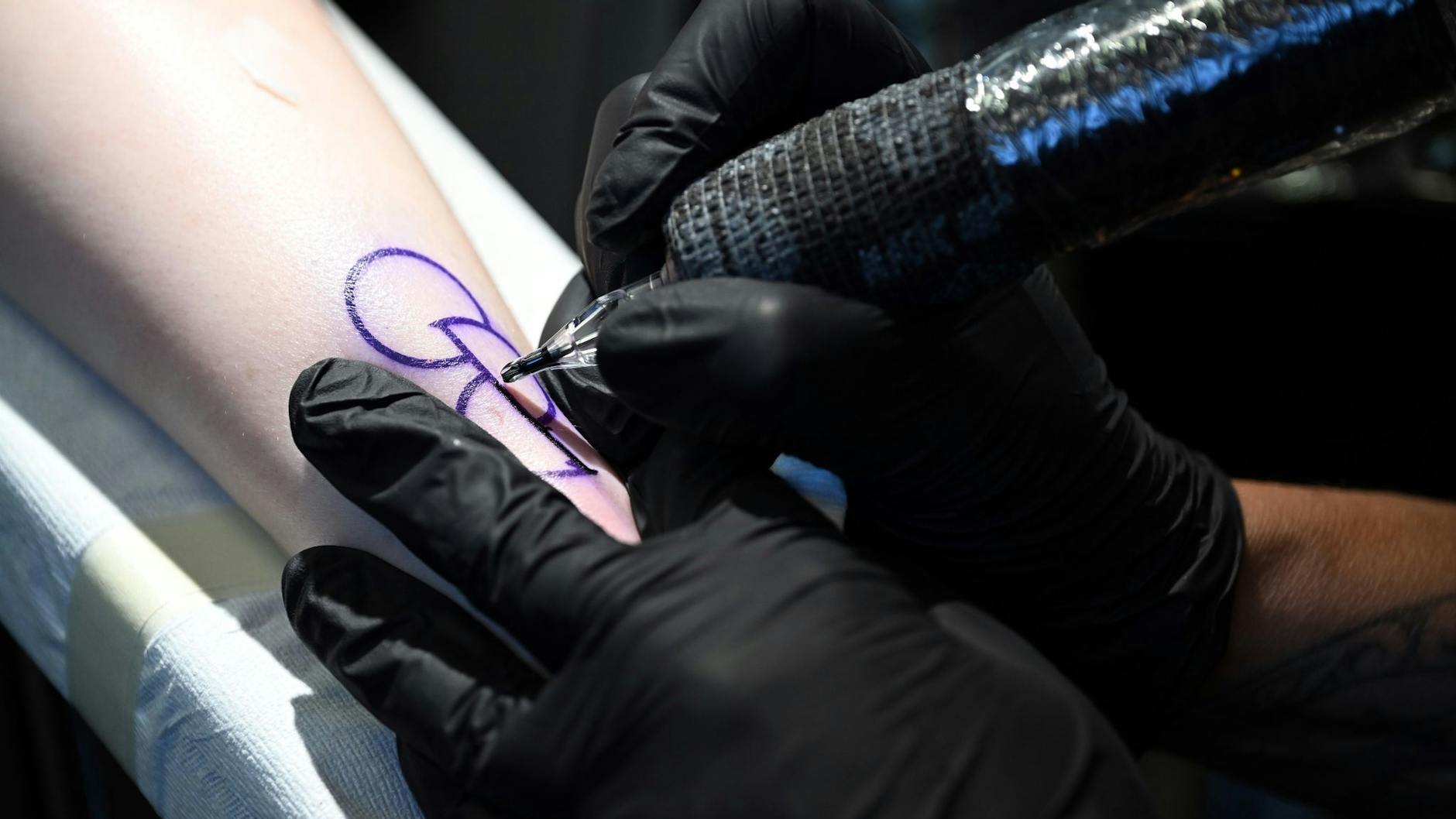 Ein Tattoo, das die Zustimmung zur Organspende symbolisiert.