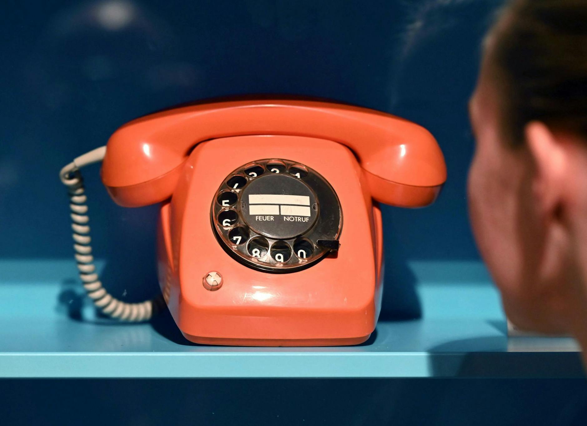 PRODUKTION - Ein orangefarbenes Telefon mit Wählscheibe der Deutschen Bundespost.