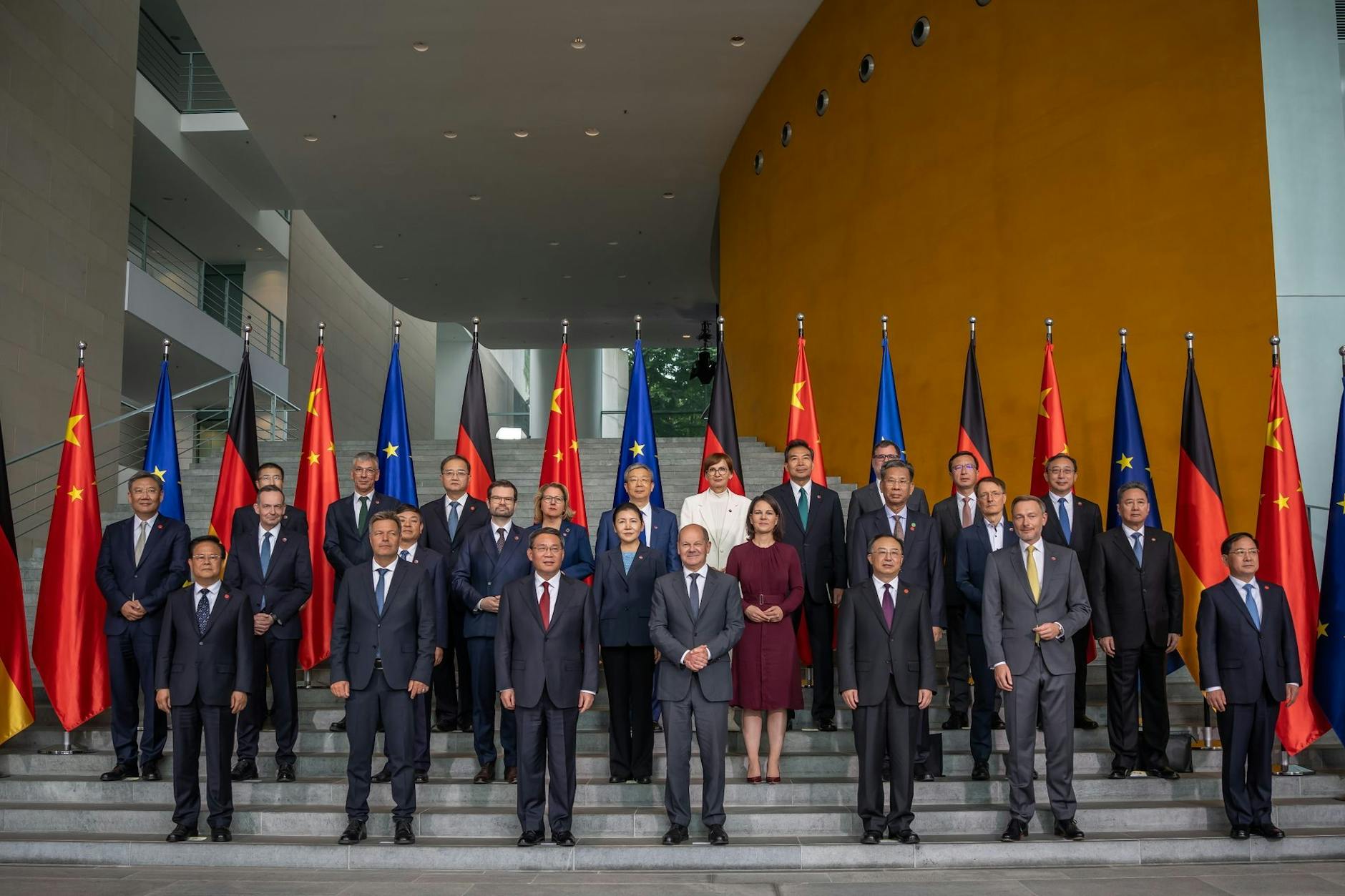 Bundeskanzler Olaf Scholz (Mitte r.) und der chinesische Ministerpräsident Li Qiang (Mitte l.) beim Gruppenbild mit den Kabinettsmitgliedern. 