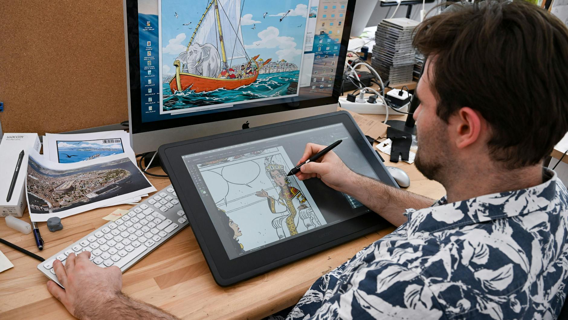 Zeichner Leander Zerwer arbeitet an der Farbgestaltung einer neuen „Mosaik“-Ausgabe.