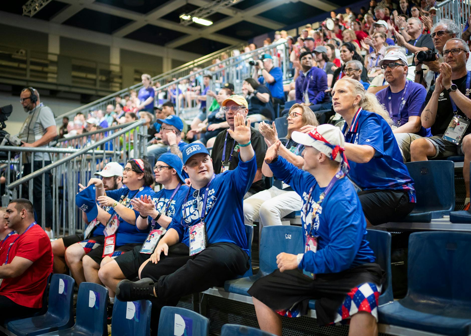 USA-Fans beim Gewichtheben bei den Special Olympics.